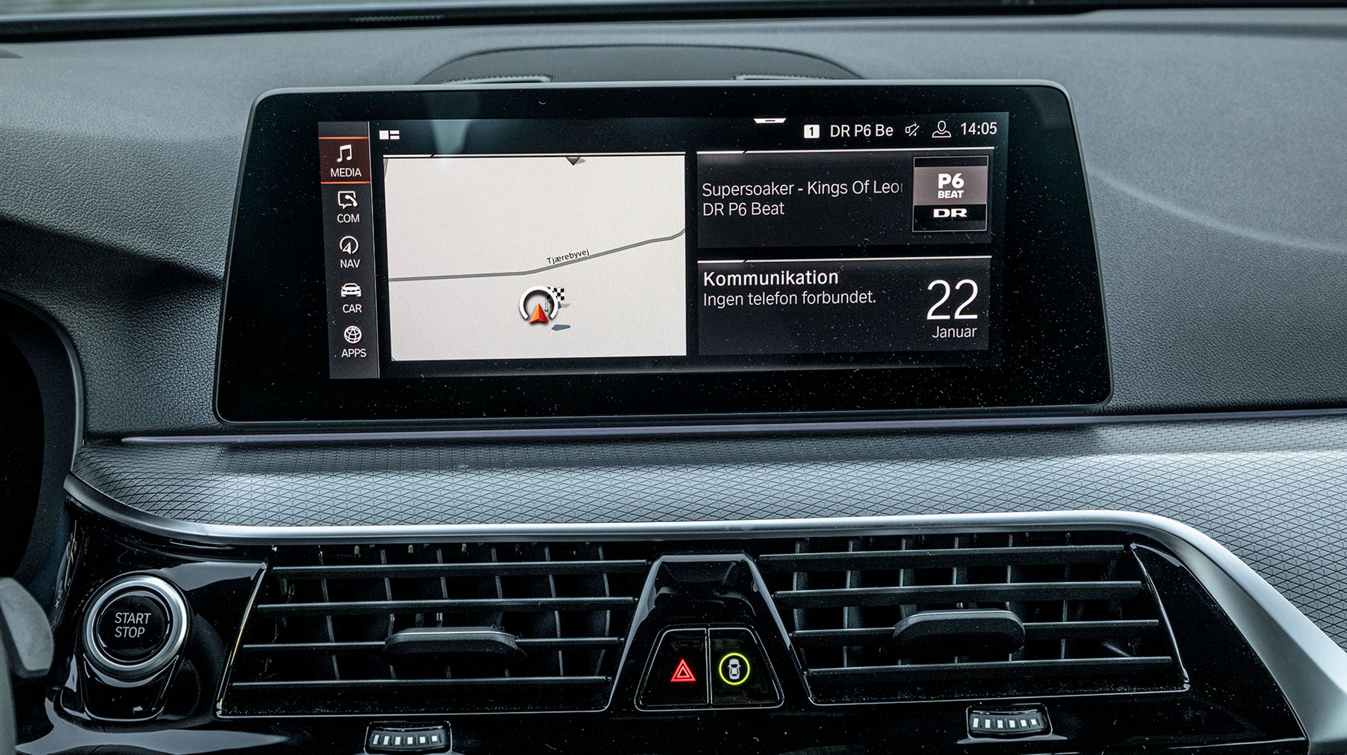 Skærmen i midten er opretstående, og ikke helt så flot integreret som hos flere af konkurrenterne.