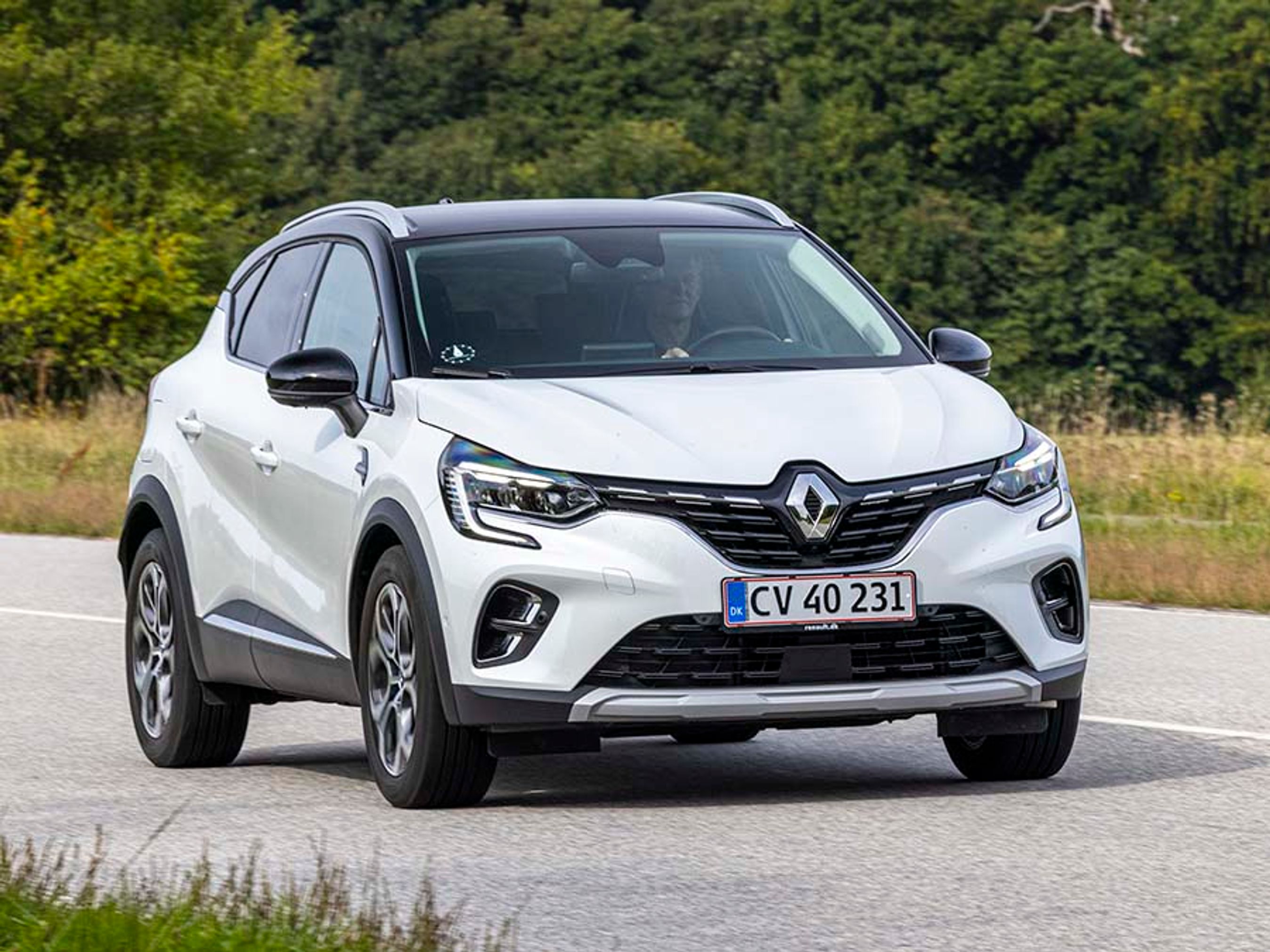 Plugin-hybrid-udgaven af Renault Captur kan om sommeren køre cirka 50 km på strøm, men motoren startede af og til under vores testkørsel. Så du får ikke helt fornemmelsen af at køre elbil på korte ture. 