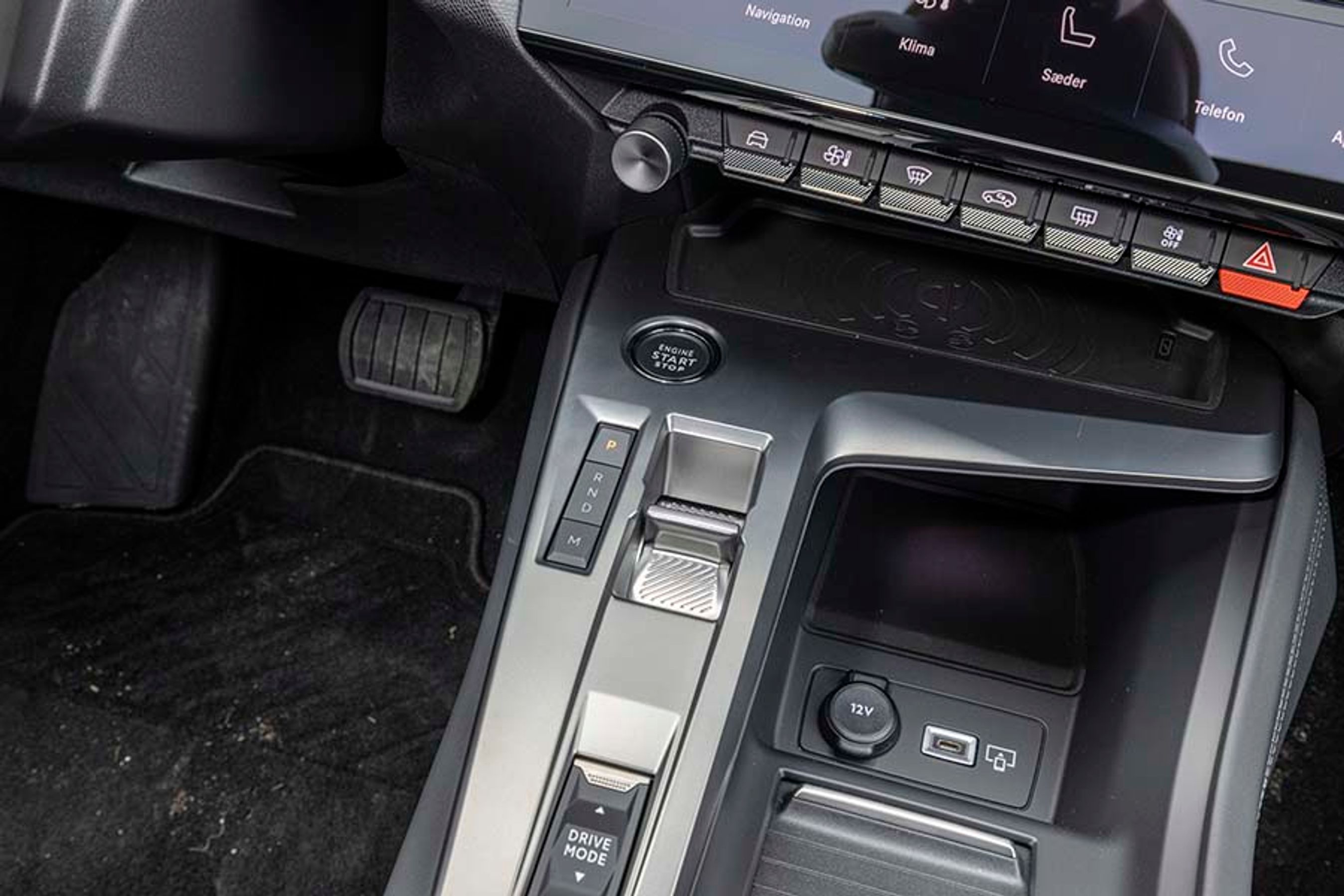 Gearvælgeren er nem at bruge. For at komme frem og tilbage skal du betjene den store, sølvfarvede knap. Og når turen er færdig, trykker du på start/stop-knappen, hvormed gearkassen automatisk sættes i parkering. 