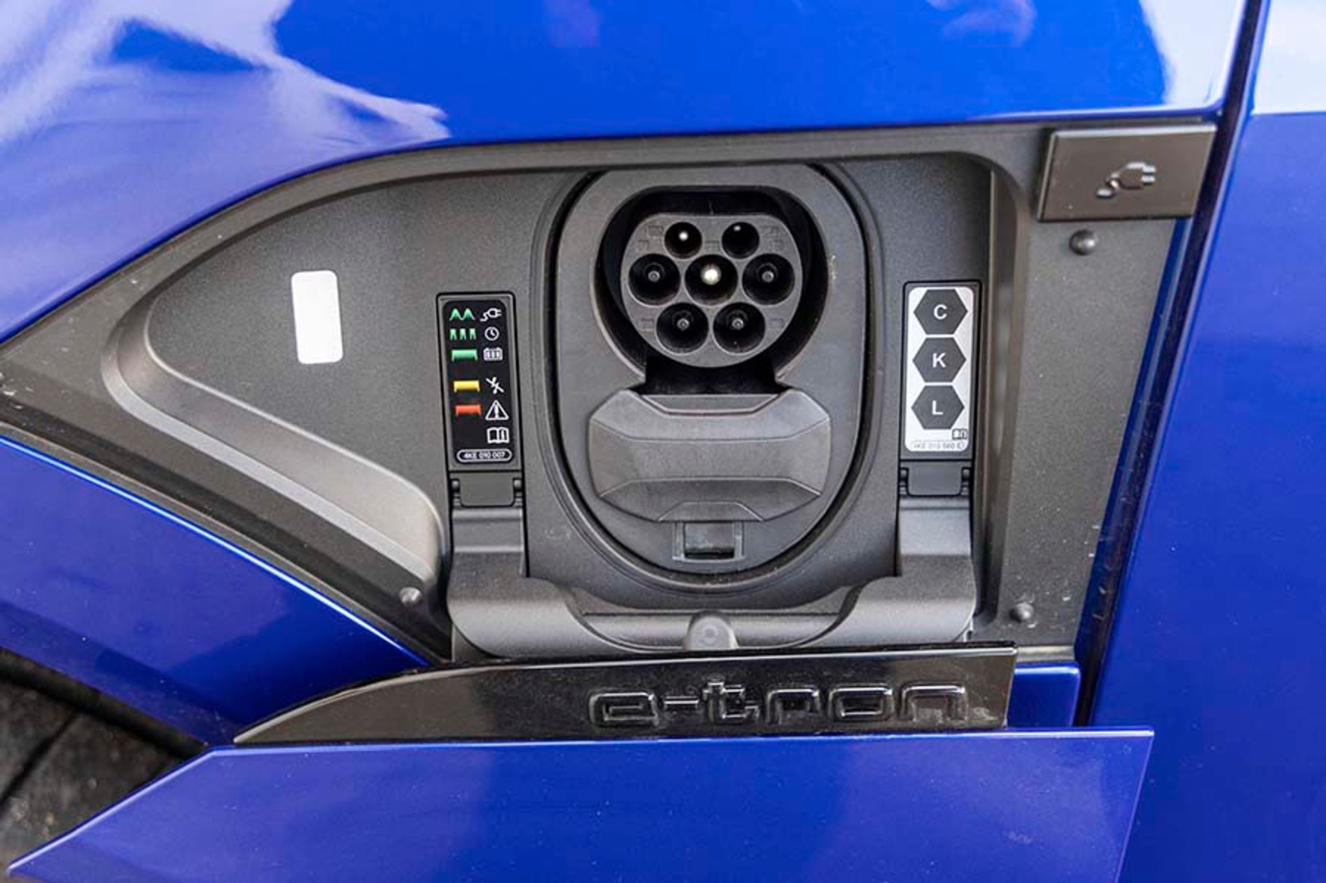 Ladelugen er placeret ved venstre forhjul og glider elektrisk ned, når man trykker på knappen. Bilen kan som standard DC-lades med op til 170 kW og AC-lades med 11 kW. Denne testbil er udstyret med 22 kW AC-opladning – det koster 23.000 kr. ekstra.