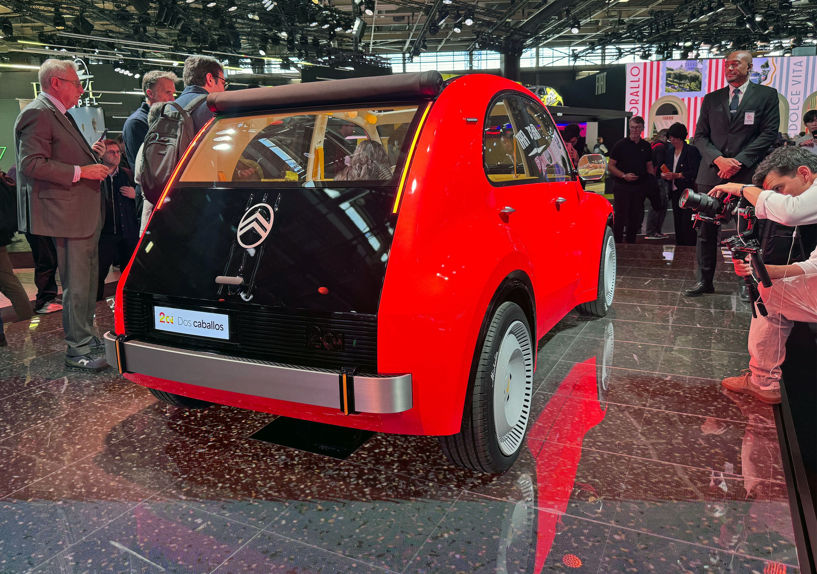 Rød Citroën 2CV med sort bagklap.