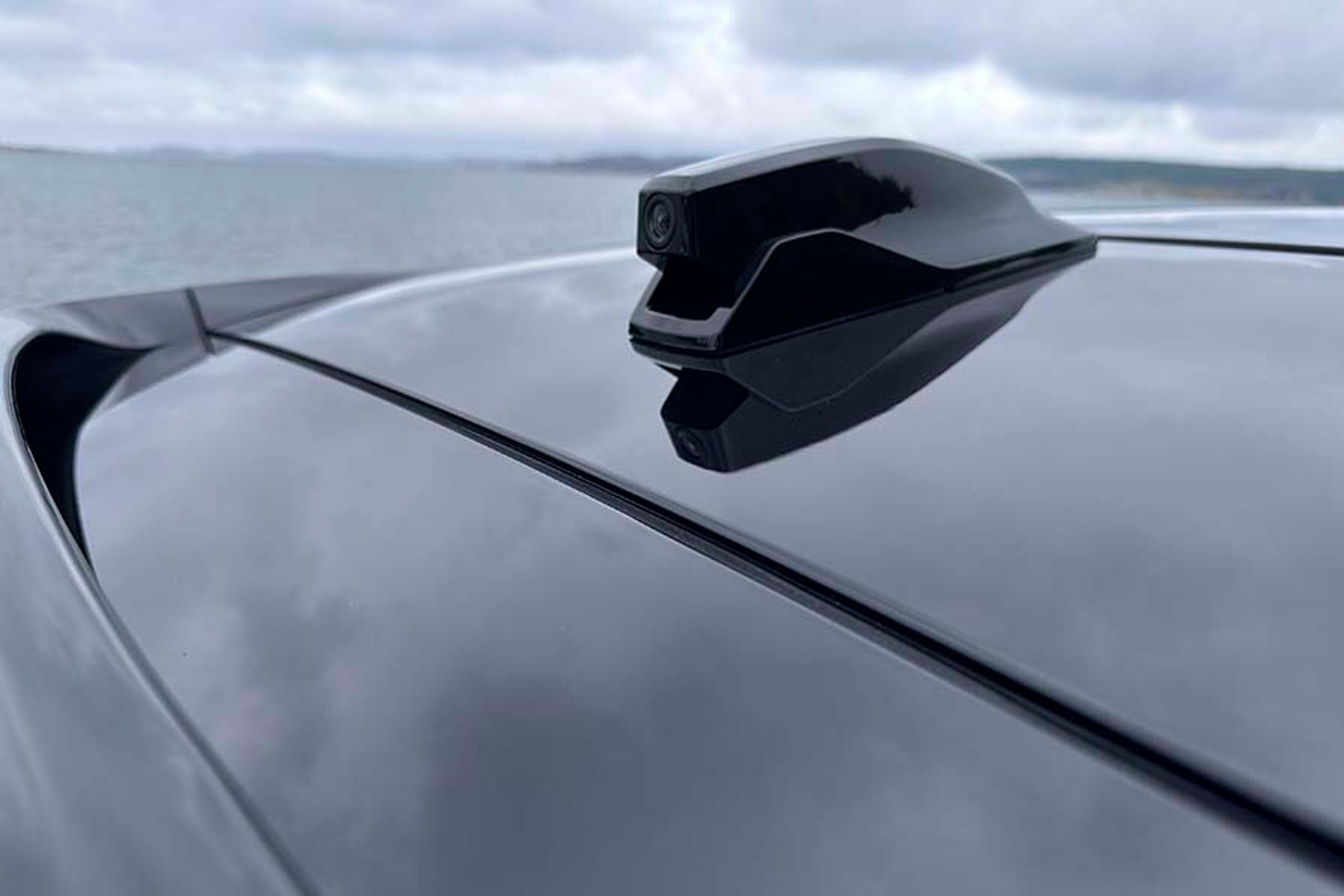 I alt sørger 10 kameraer for, at man ser alt, når man bakker, ligesom de leverer trafikinformation, når autopiloten er sat til.