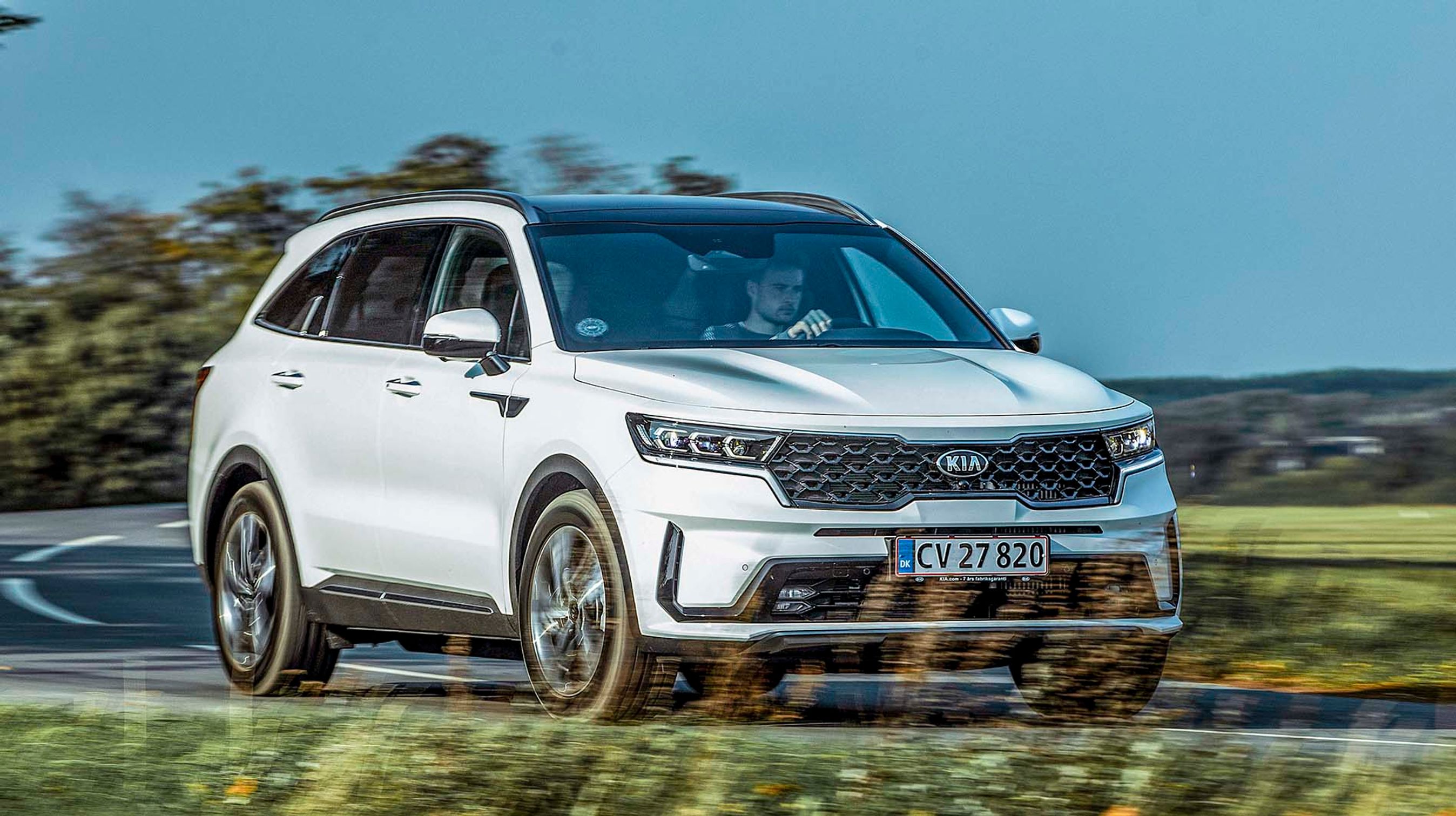 Den store Sorento er bedst til lange lige stræk, men kan også tåle sving uden at den mister grebet. Undervognen er strammet en del op for at sikre den egenskab.