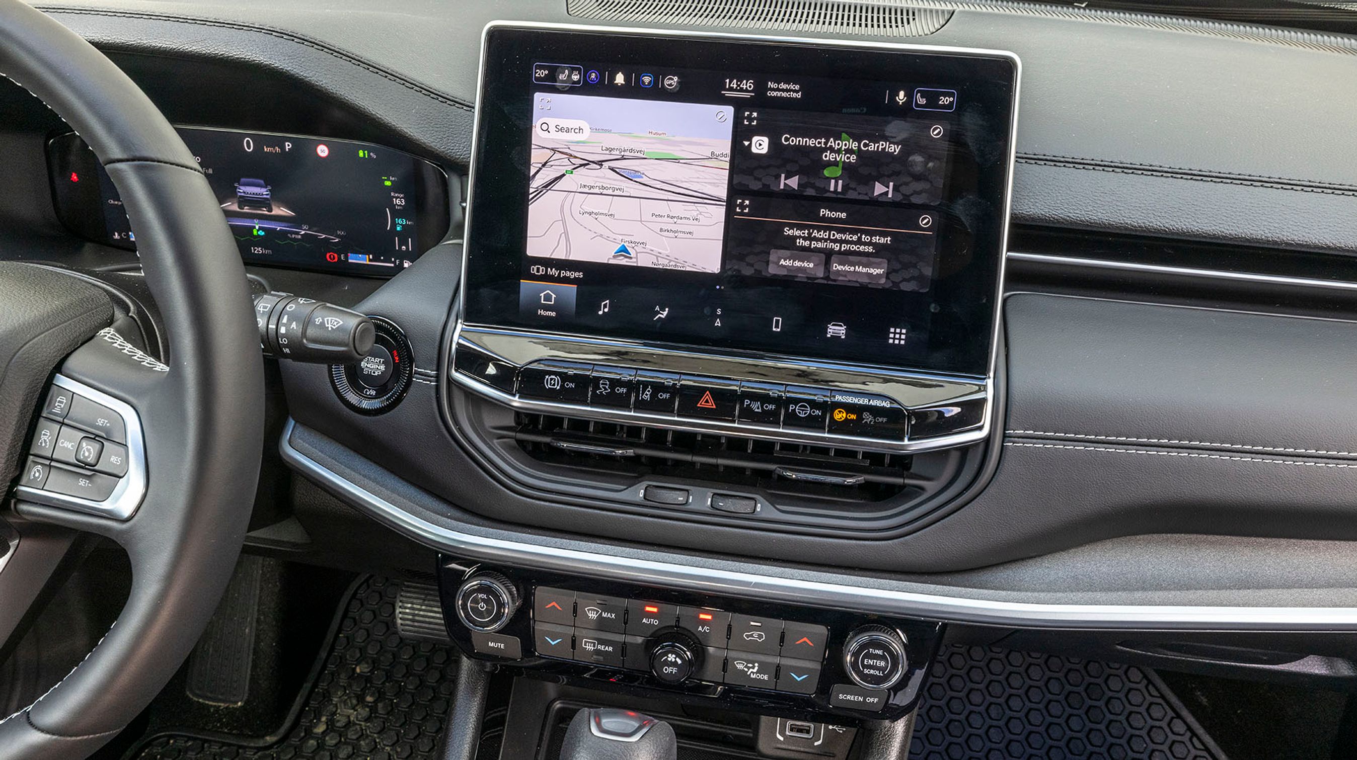 Skærmen i midten indeholder en af de helt store fornyelser i forbindelse med faceliftet. Der er kommet flere funktioner, men menustrukturen er noget rodet, og vi savner danske menuer.