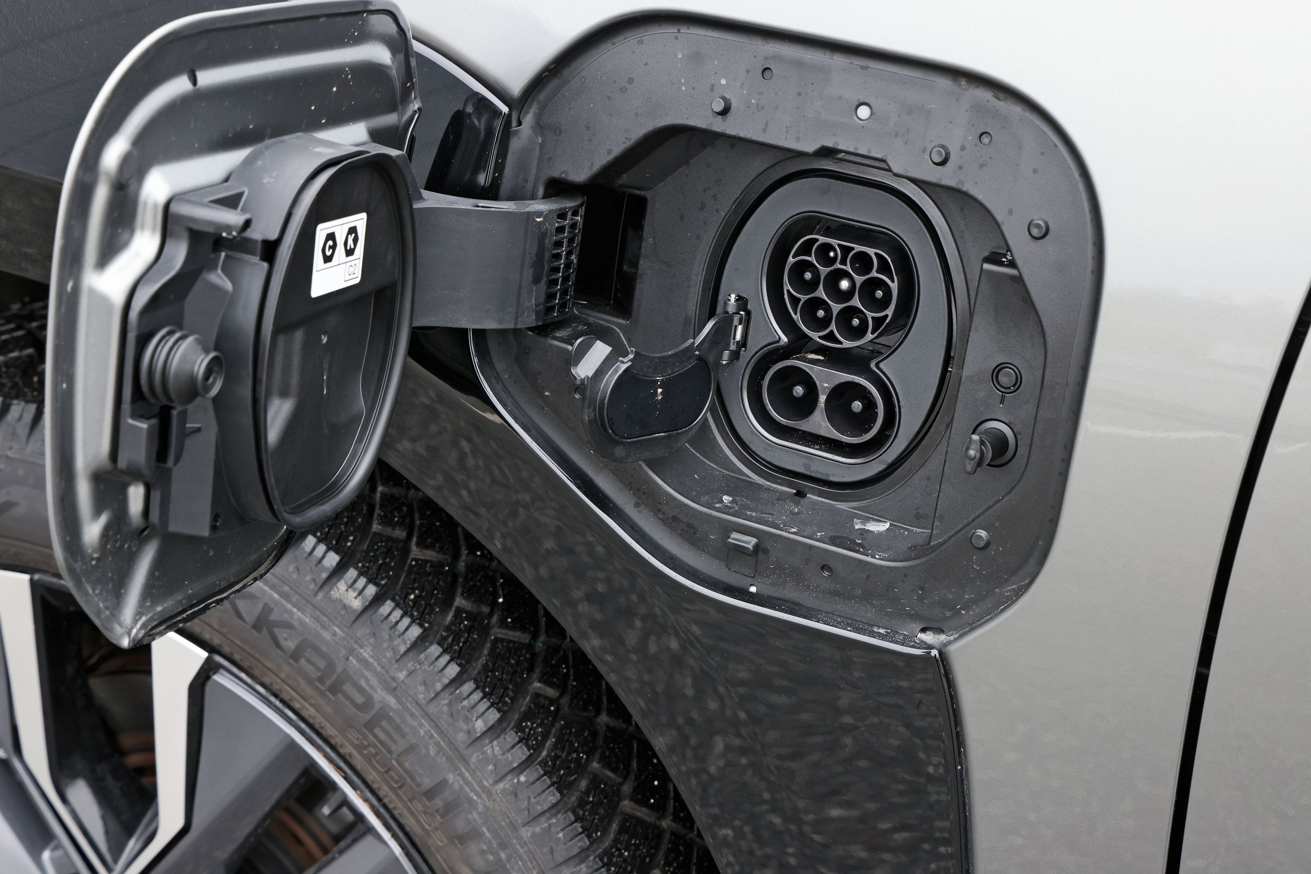 Ladestik på en Subaru Solterra