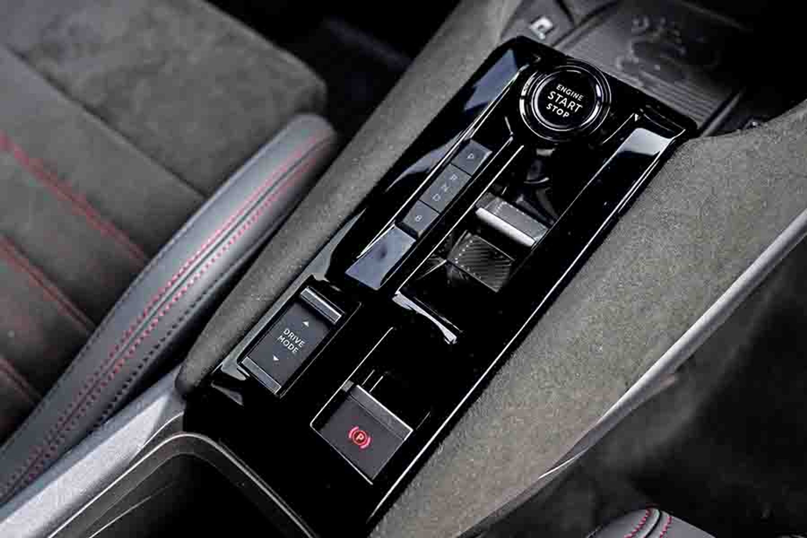 Mellem forsæderne finder man en gearvælger af samme slags, som benyttes i flere andre modeller fra Stellantis. Håndbremsen er elbetjent, og knappen til køreprogrammerne styrer også motorens maksimale ydeevne.