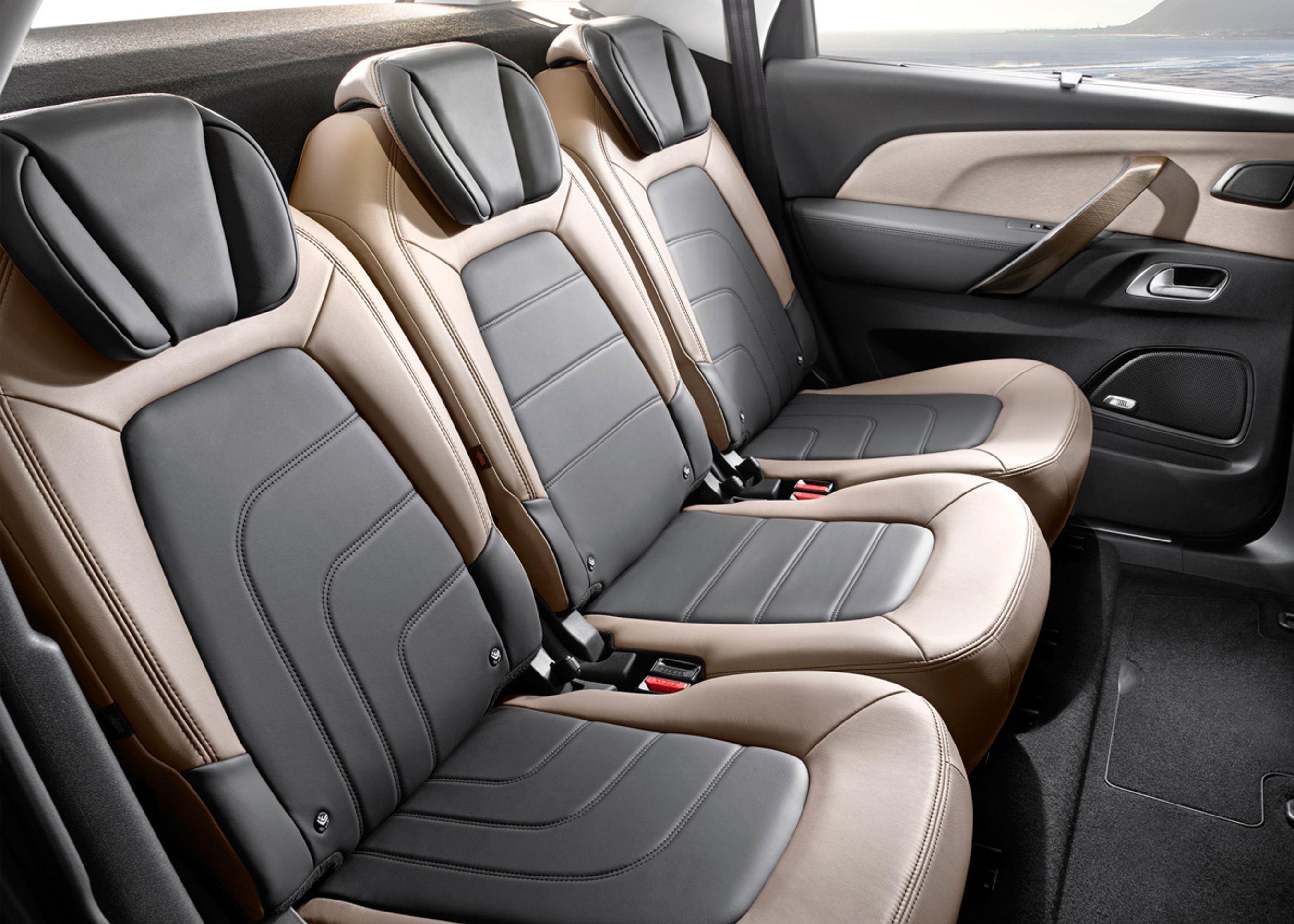 Indretningen er gjort meget fleksibel med bagsædet der kan justeres og foldes sammen på et utal af måder. Den lille udgave har plads til fem, mens Grand C4 Picasso får plads til syv.