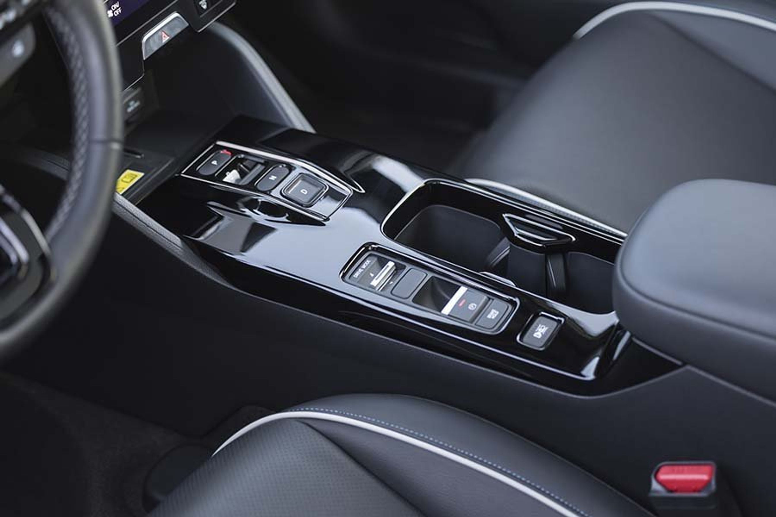 Midterkonsol i kabinen på en Honda e:Ny1 elbil