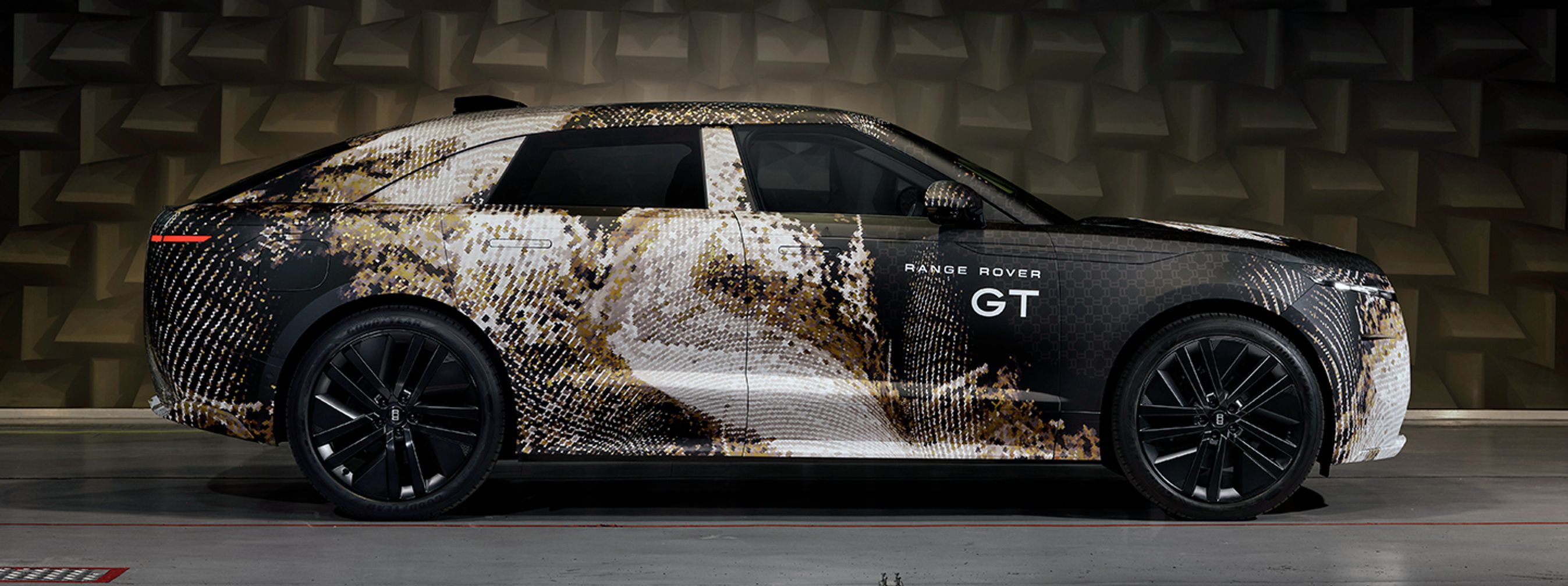 Kamufleret Range Rover GT i profil.