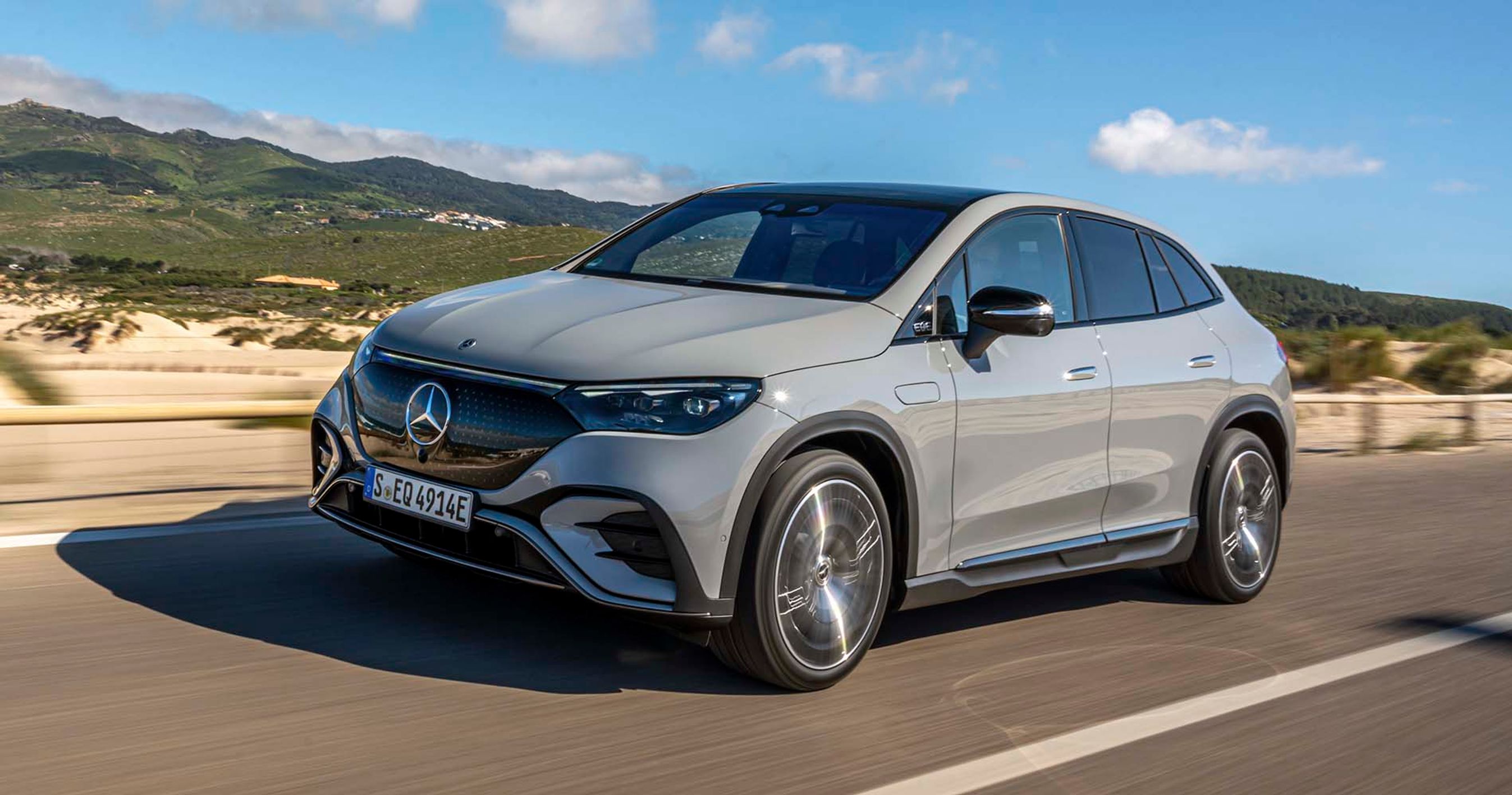 Mercedes EQE SUV kører på landevej