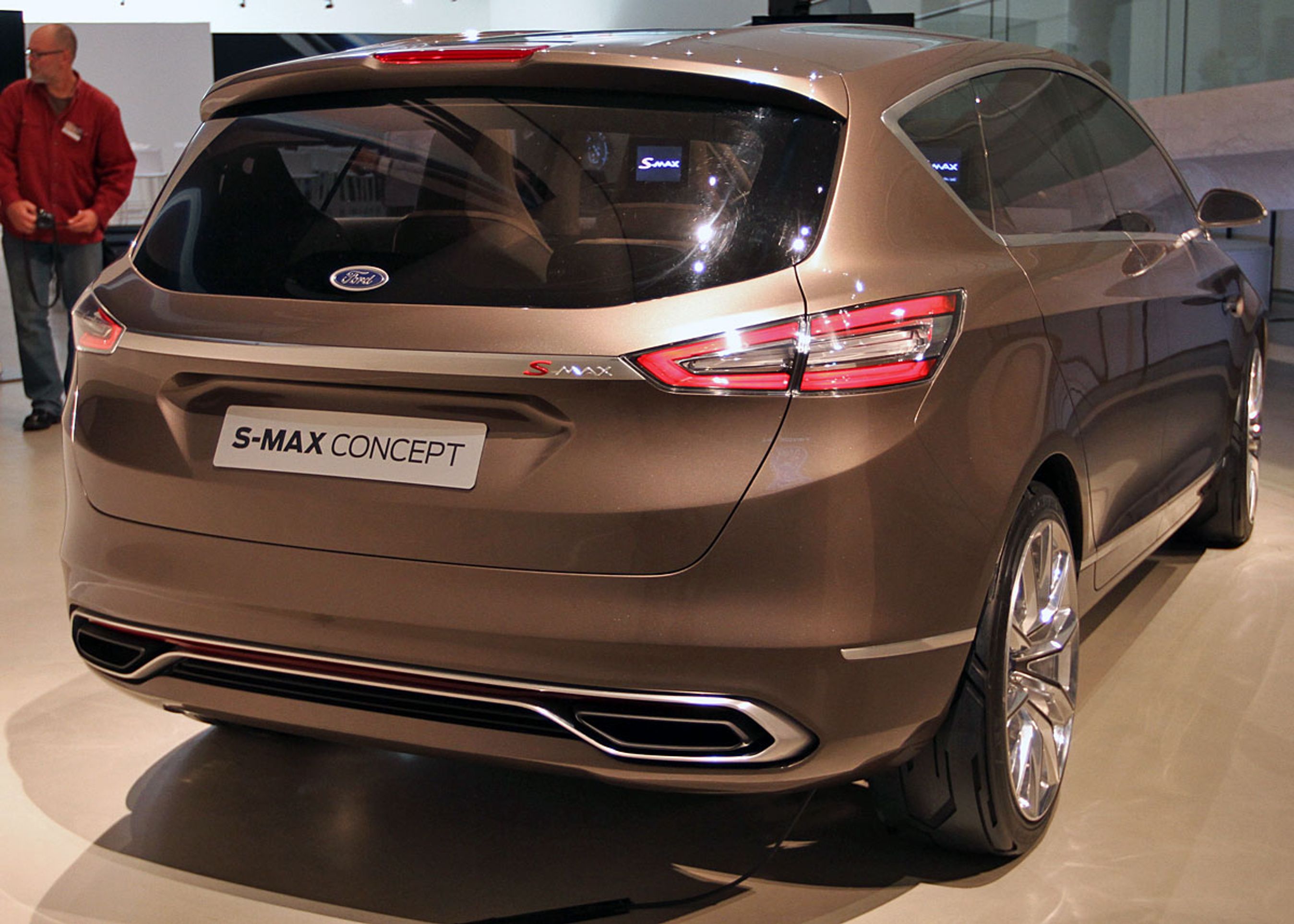 S-Max er stadig et koncept, hvilket blot betyder, at bilen ikke er kalr til salg foreløbig. De(t) særdeles brede udstødningsrør overlever ikke (helt) til produktionsudgaven.