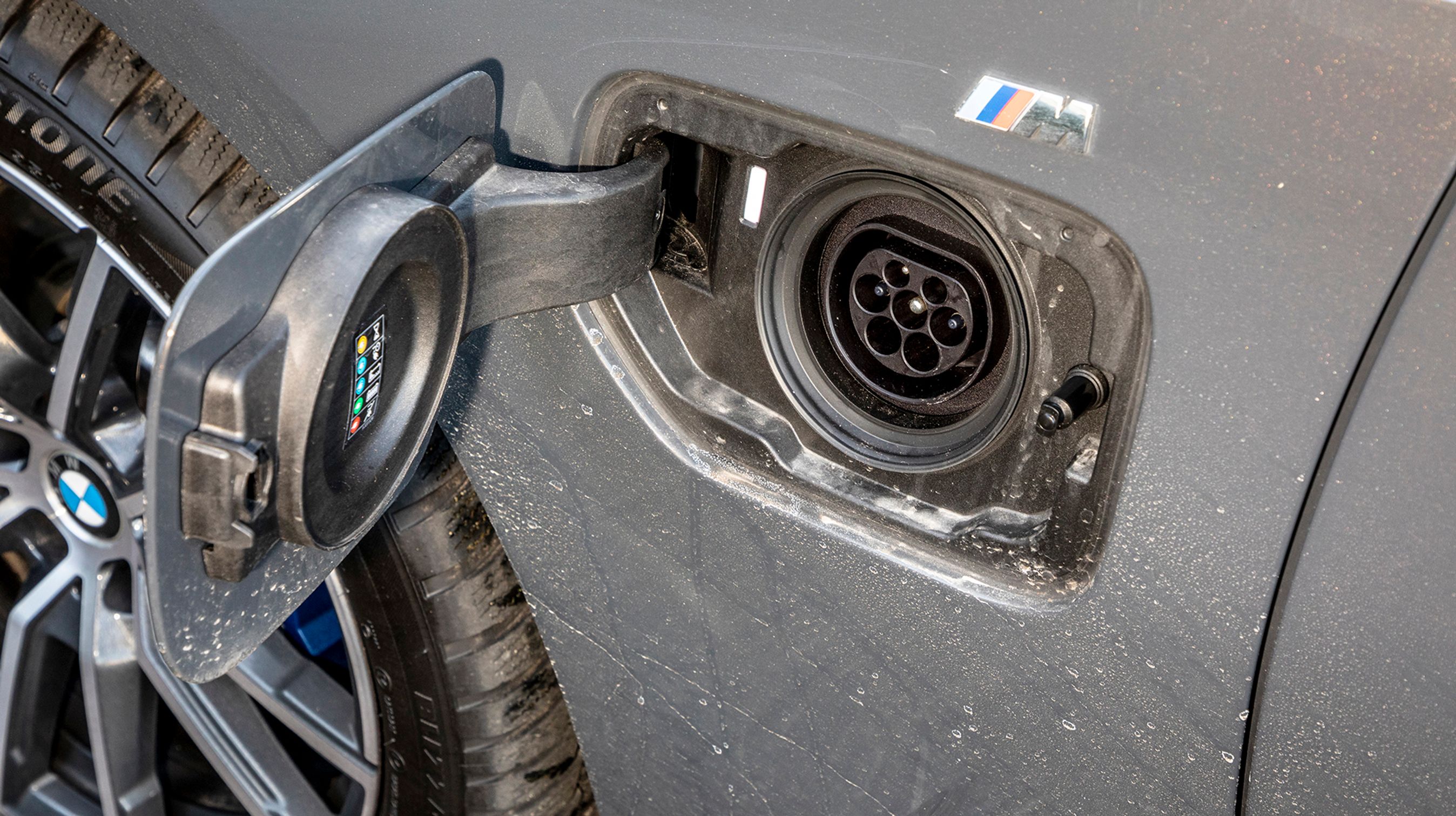 Ladestikket ved venstre forskærm rummer et type 2-stik, men desværre kan bilen kun lades med en enkelt strømfase.