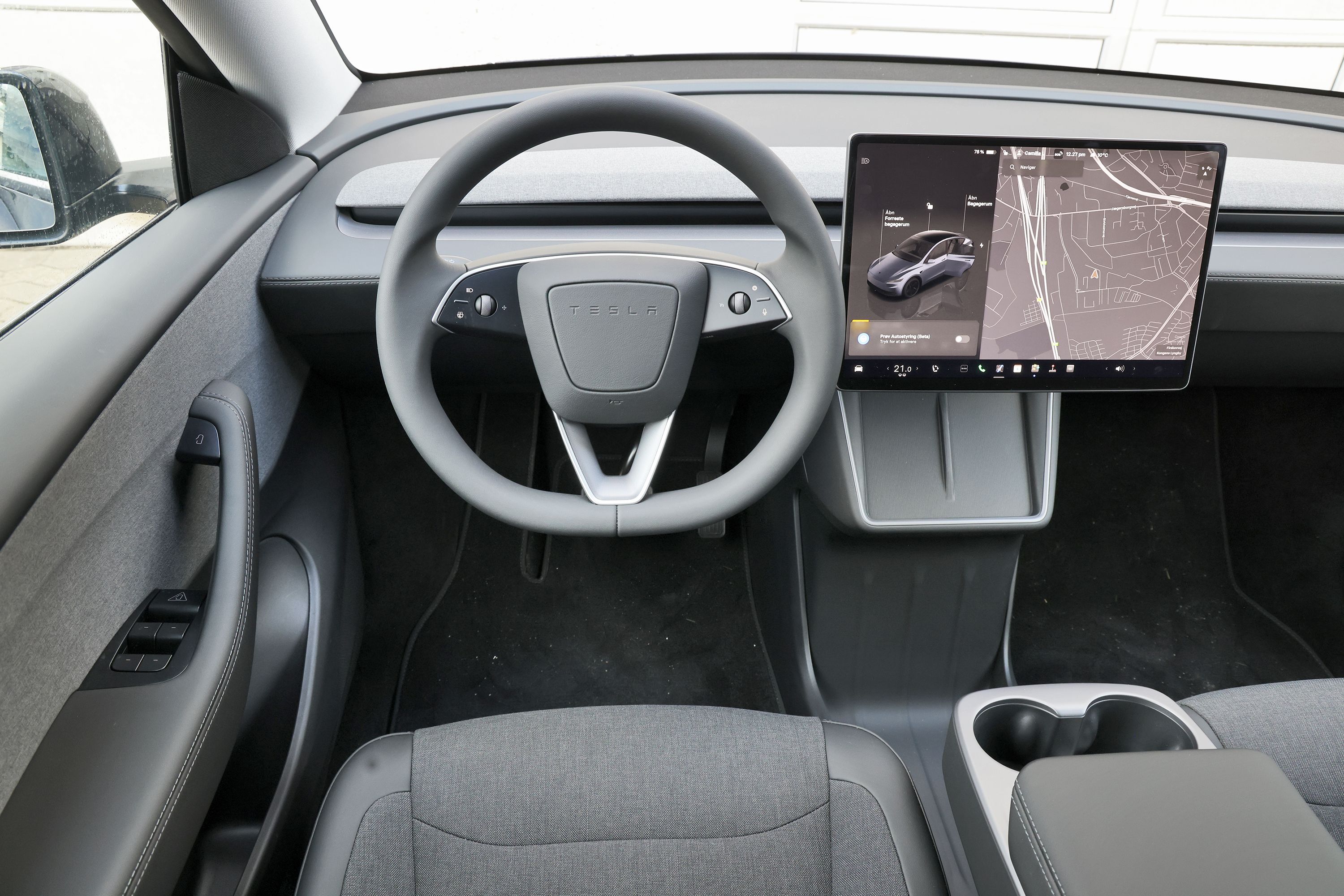Førerpladsen i en Tesla Model Y