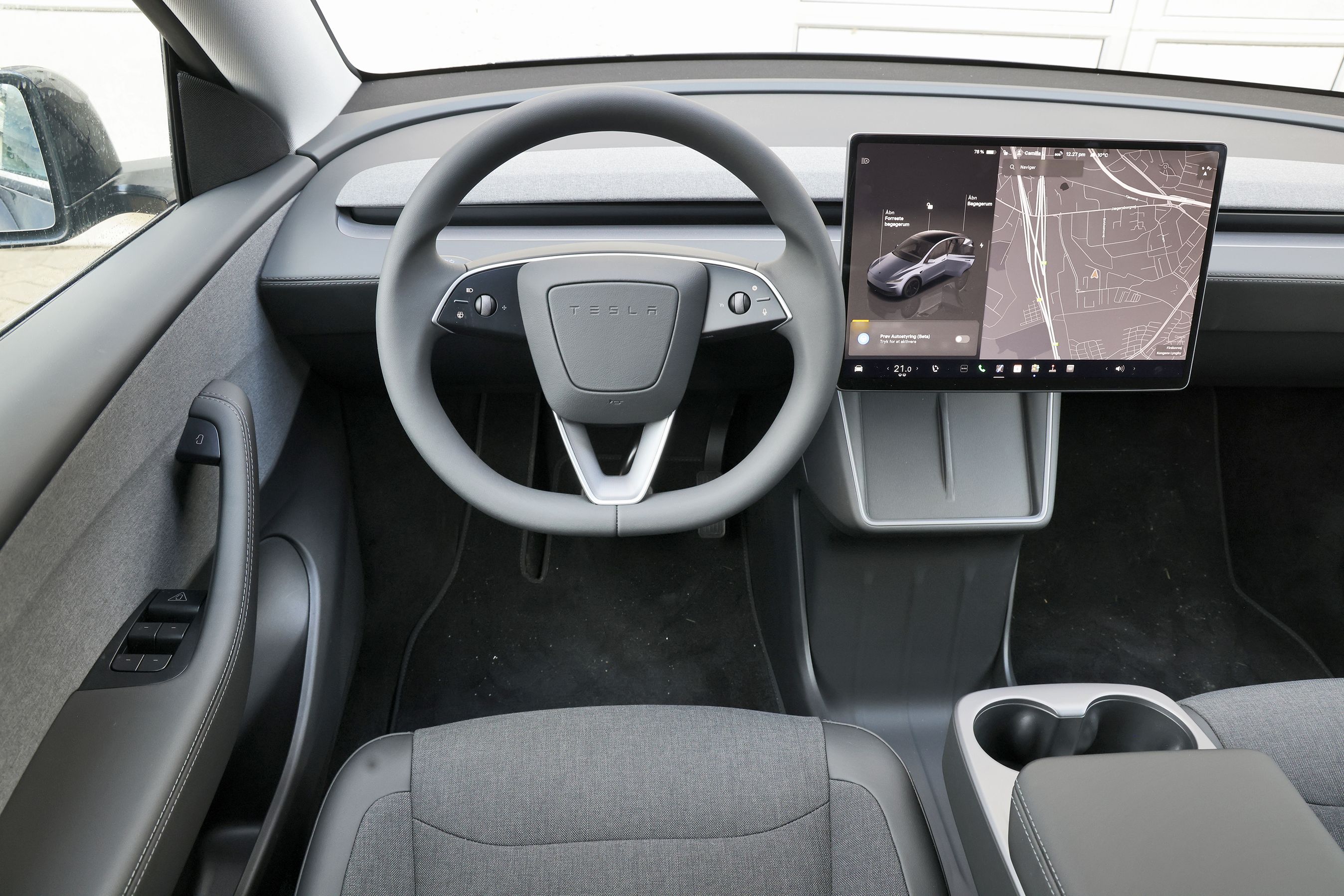 Førerpladsen i en Tesla Model Y