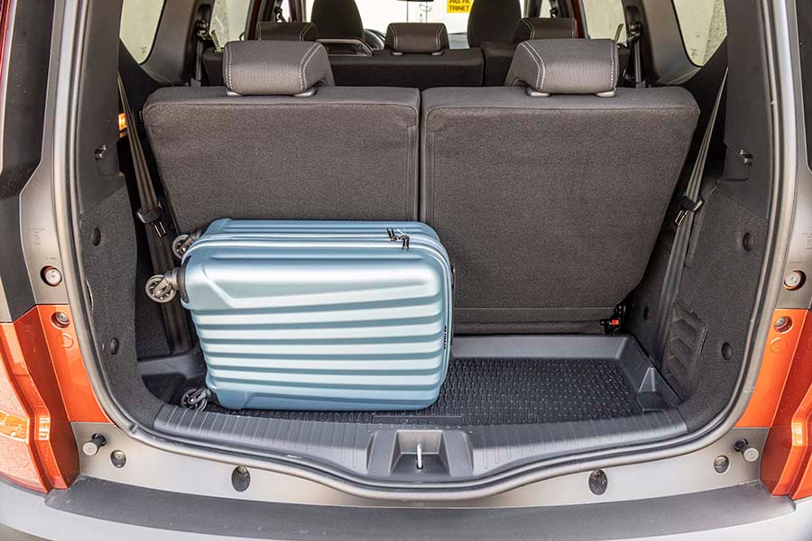 Når man tager alle syv sæder i brug, er bagagerummet blot 160 liter stort. Det er normalt for biltypen, men det betyder også, at du skal købe en tag- eller krogboks til din feriebagage.