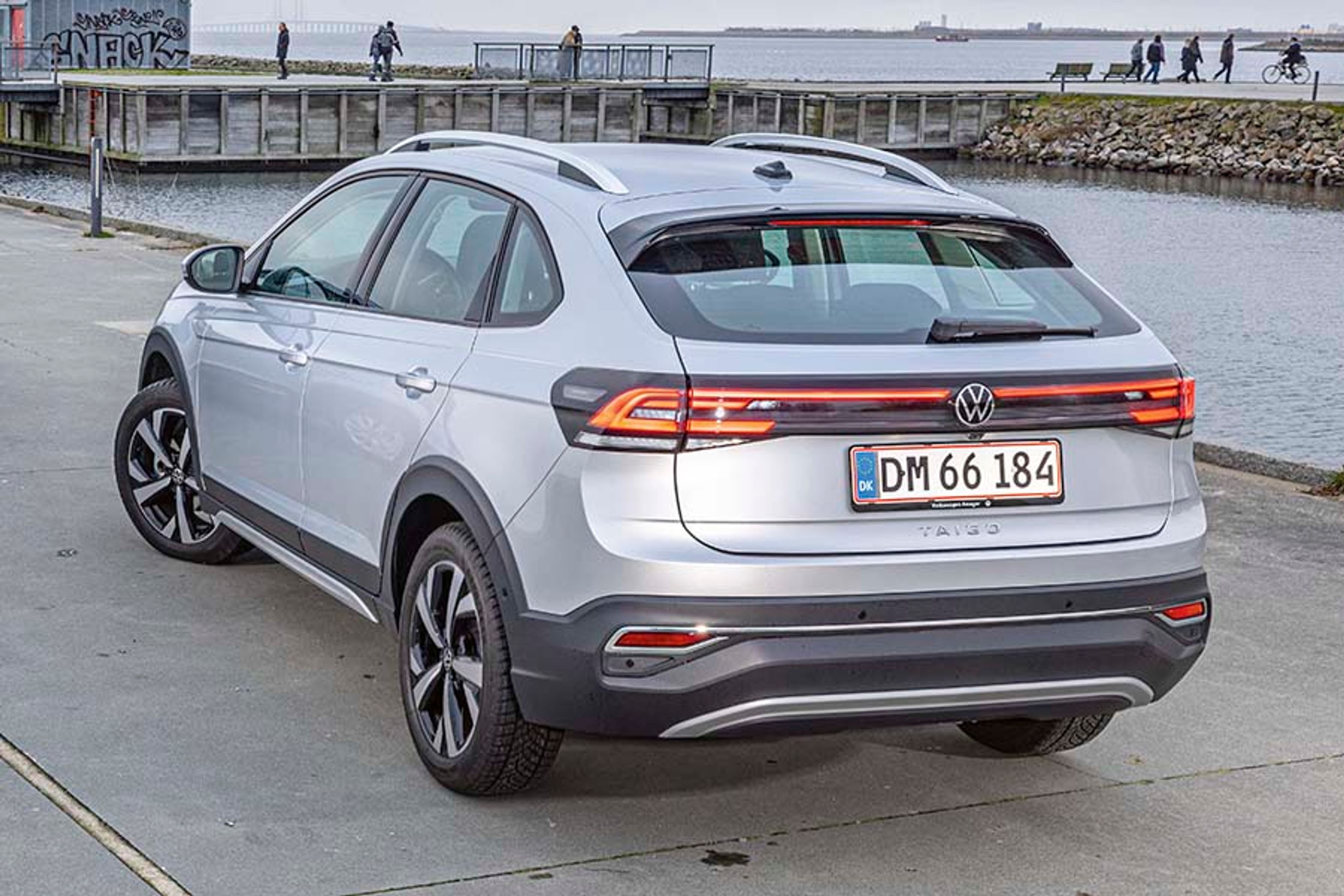 VW Taigo set bagfra, mens den holder parkeret på Amager Strandpark i gråvejr