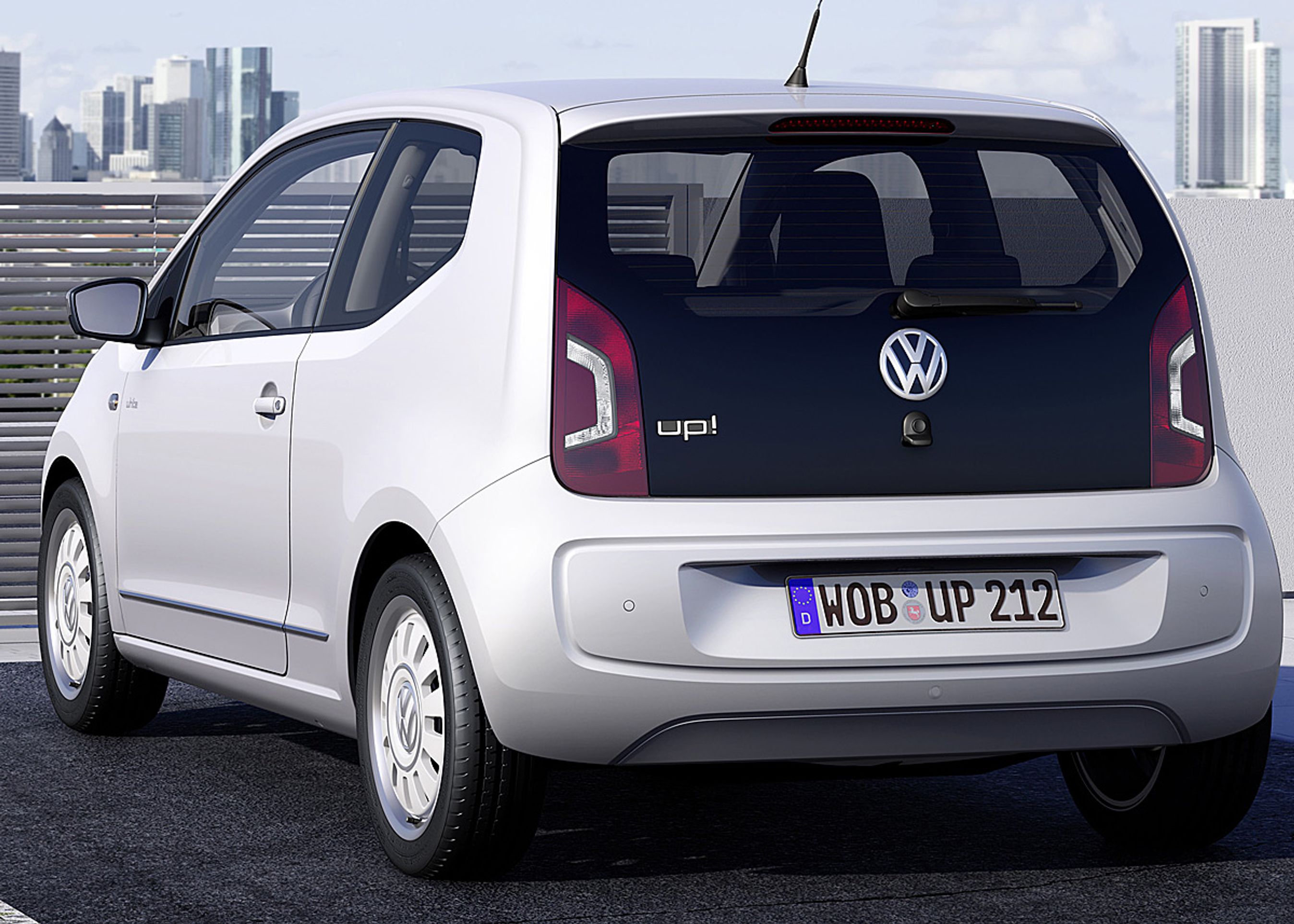 Den tredørs Up har et "knæk" i rudekanten bag fordørene.