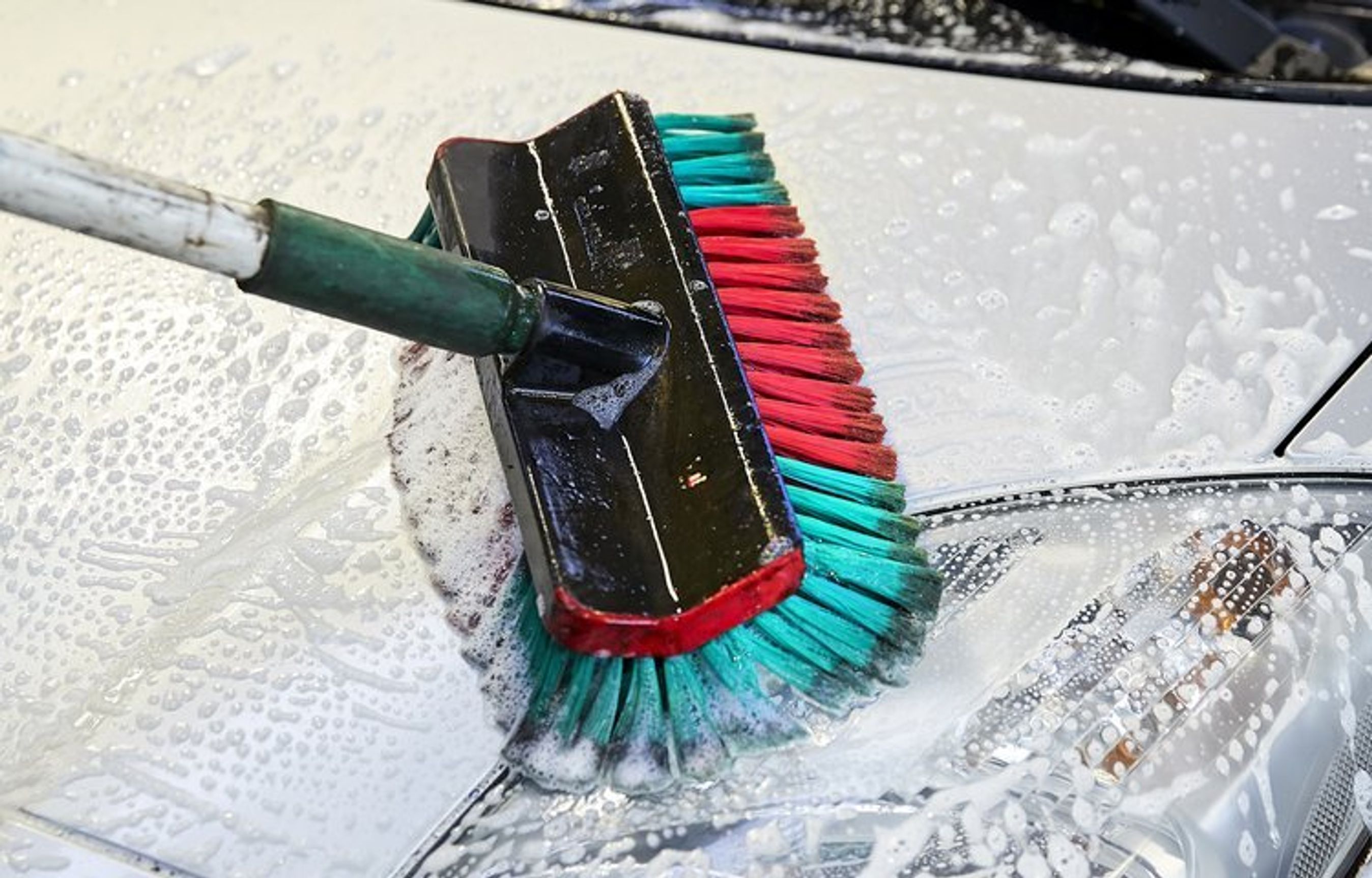 FDM medarbejder vasker bil efter rustbeskyttelse