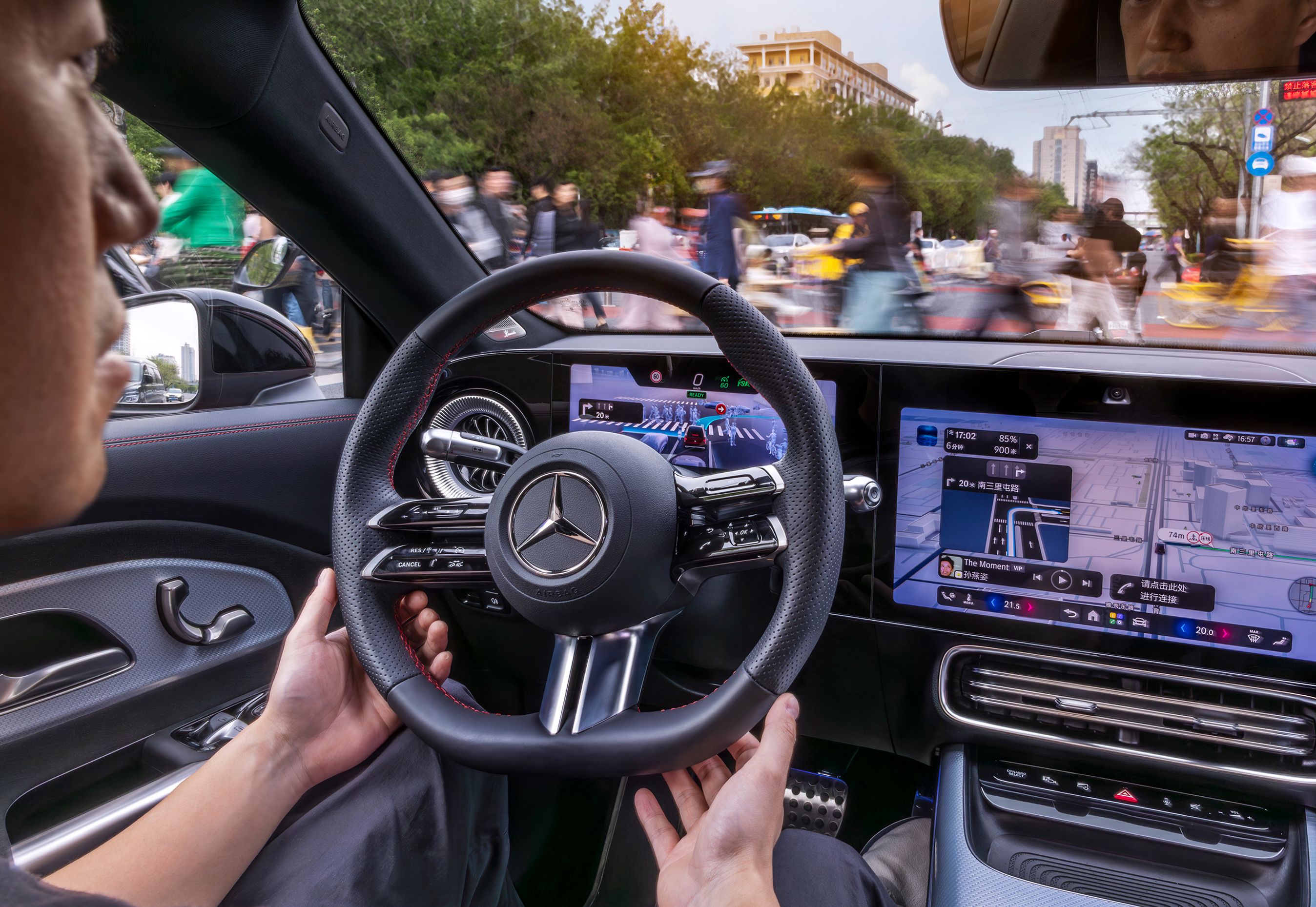 Førerplads i Mercedes, hvor føreren ikke holder på rattet.