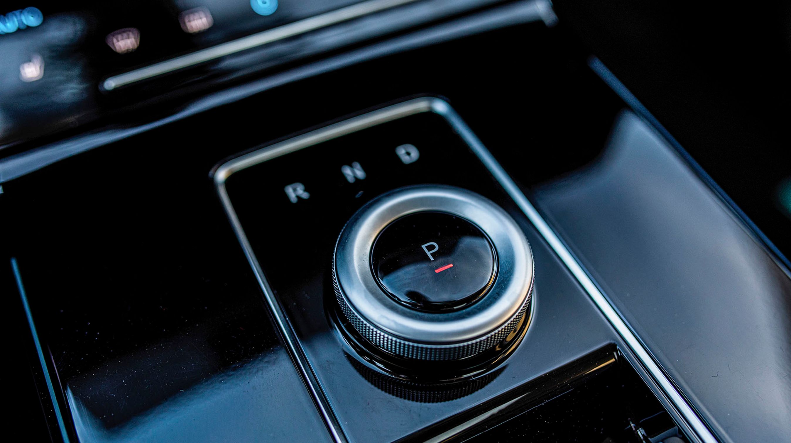 Man styrer kørselsretningen fra denne drejeknap mellem forsæderne. Den er udmærket indrettet, så man kan betjene den uden at se på den.