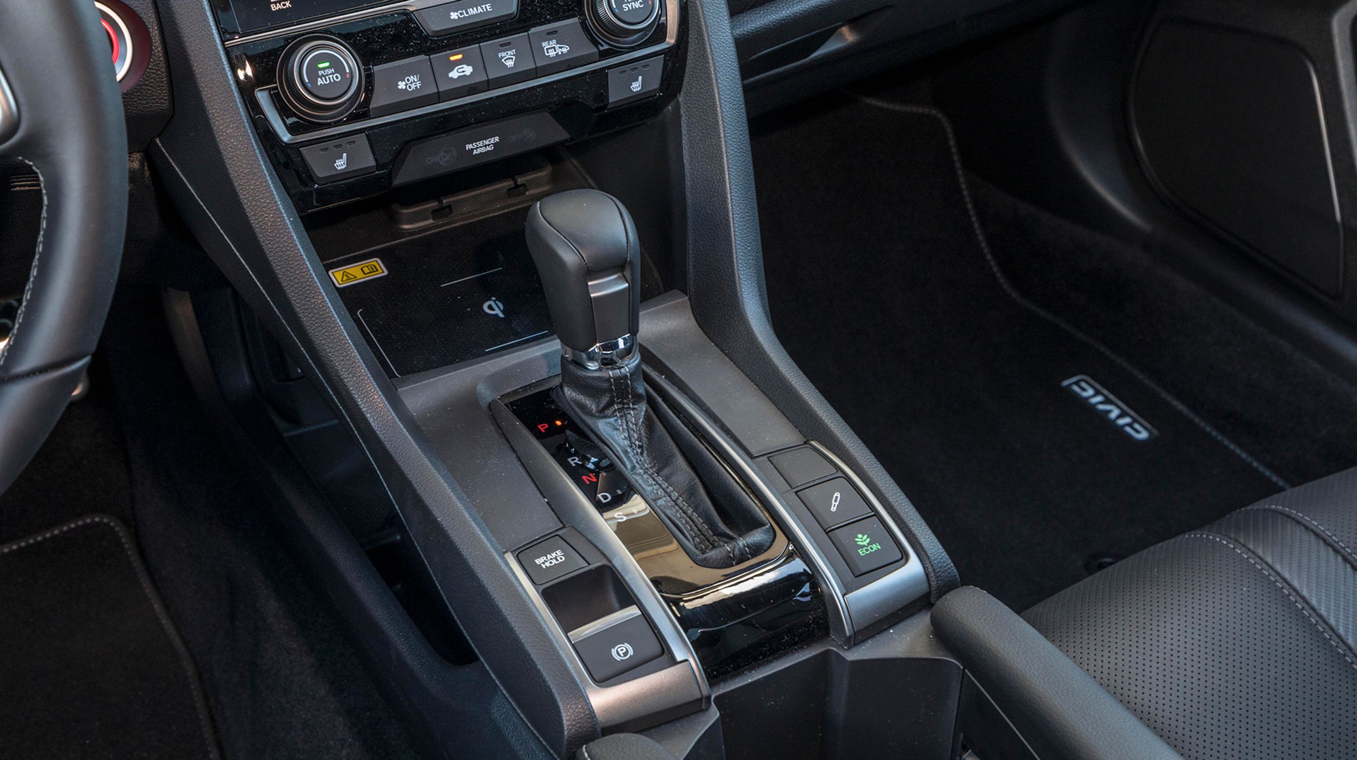 Gearkassen er af CVT-typen, som er et trinløst selvskiftende gear. Men Honda har lagt syv virtuelle trin ind i styringen, så den næsten føles som en traditionel gearkasse. Det fungerer rigtig godt.