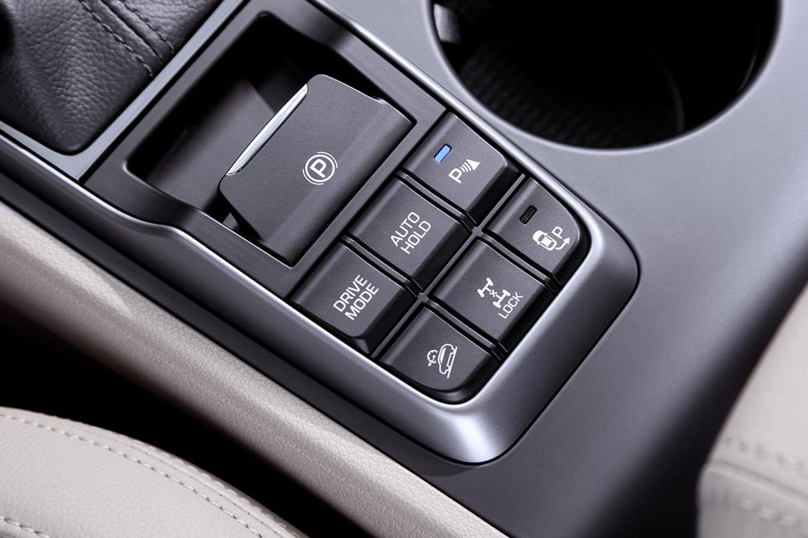 En SUV skal kunne bruges til lidt af hvert, og den firehjulstrukne version har både mulighed for at låse centerdifferentialet, hillholder på vej op og en elektronisk krybefunktion til nedkørsler.