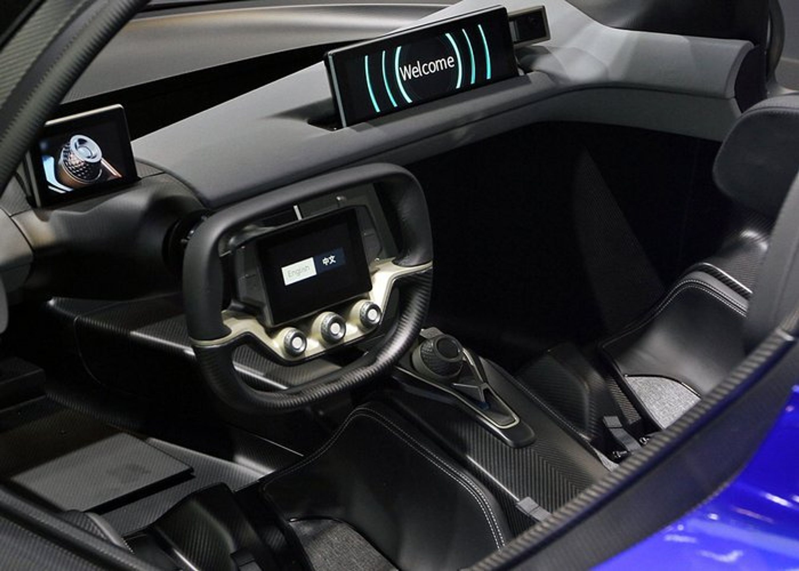 EP9 har et meget enkelt cockpit. 1.360 hestekræfter kontrolleres herfra.