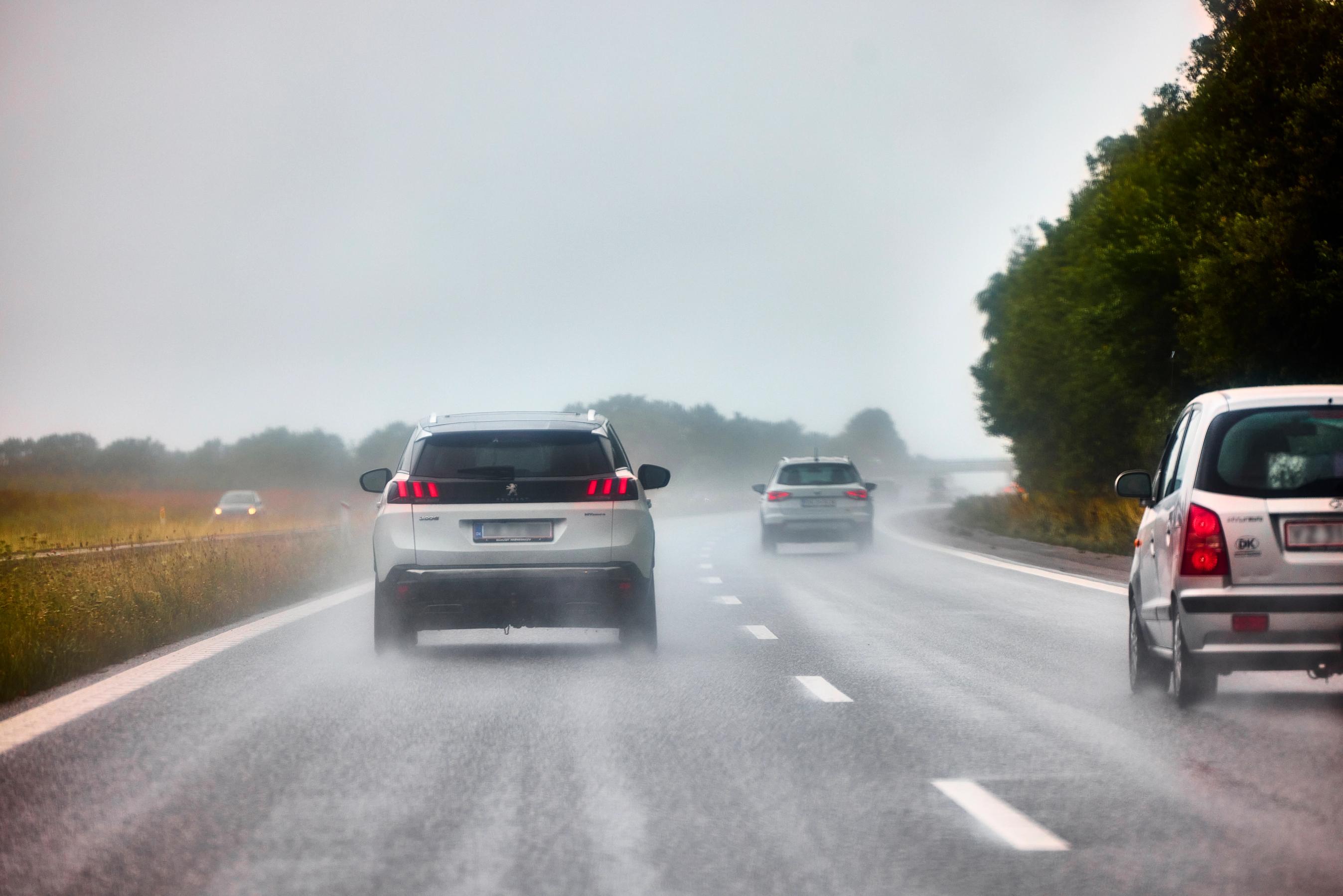 Biler på motorvejen i regnvejr
