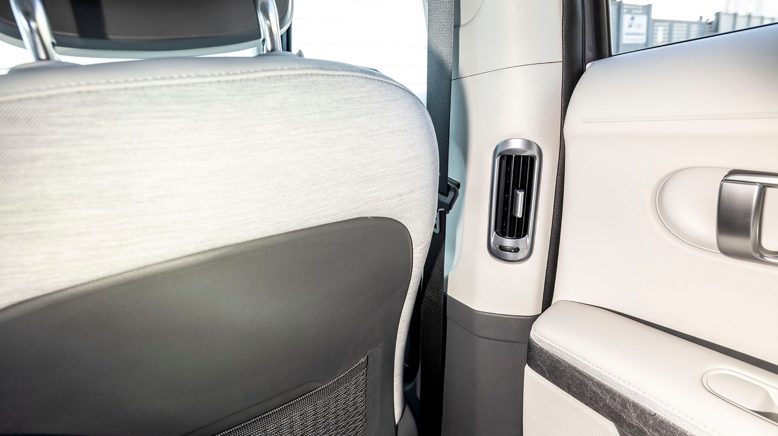 Friskluftdyserne til bagsædet sidder i B-stolperne og giver frisk luft i hovedhøjden, hvor det fungerer bedst.