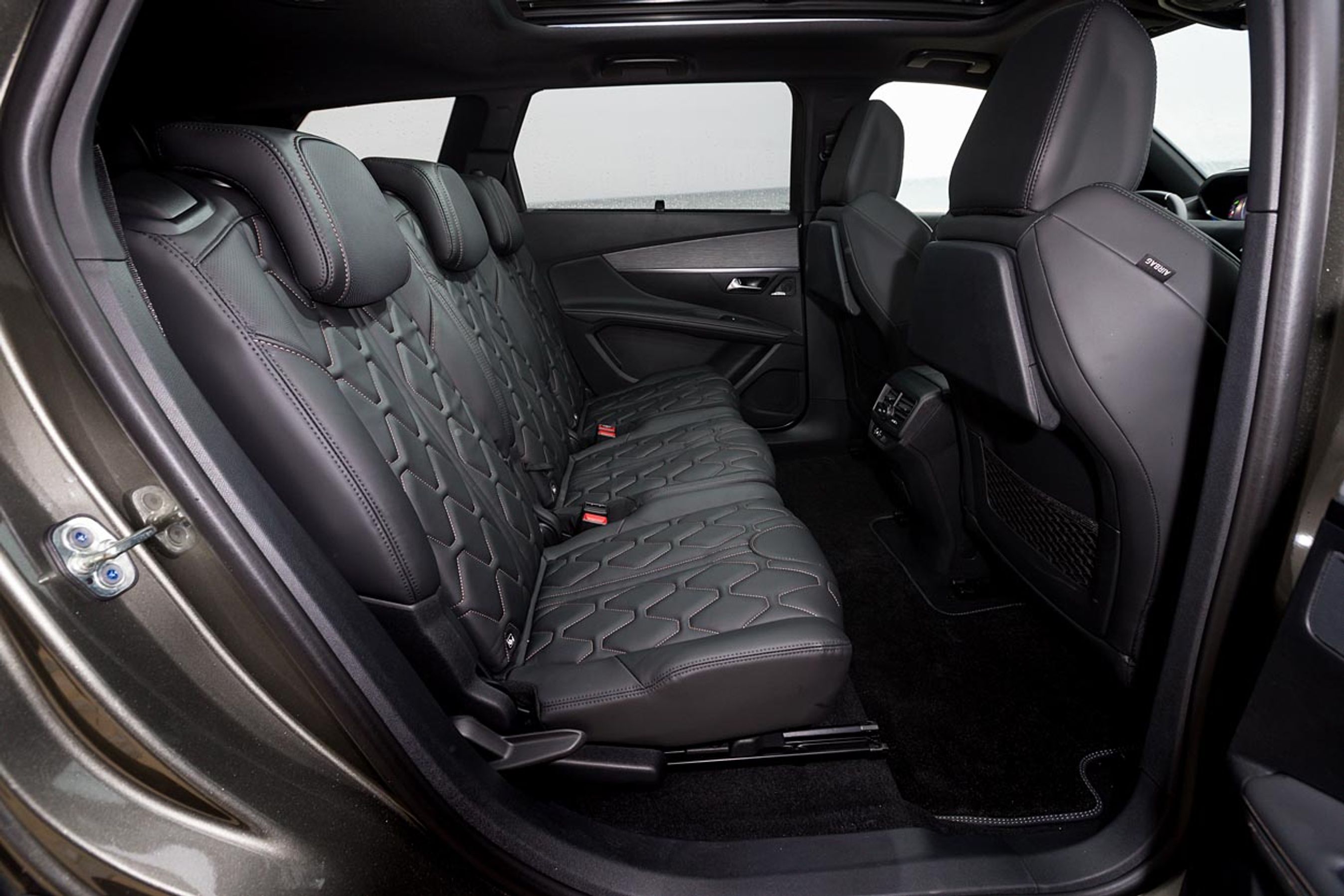Pladsen ved bagsædet er særdeles god. Her er de tre sæder kørt helt tilbage.