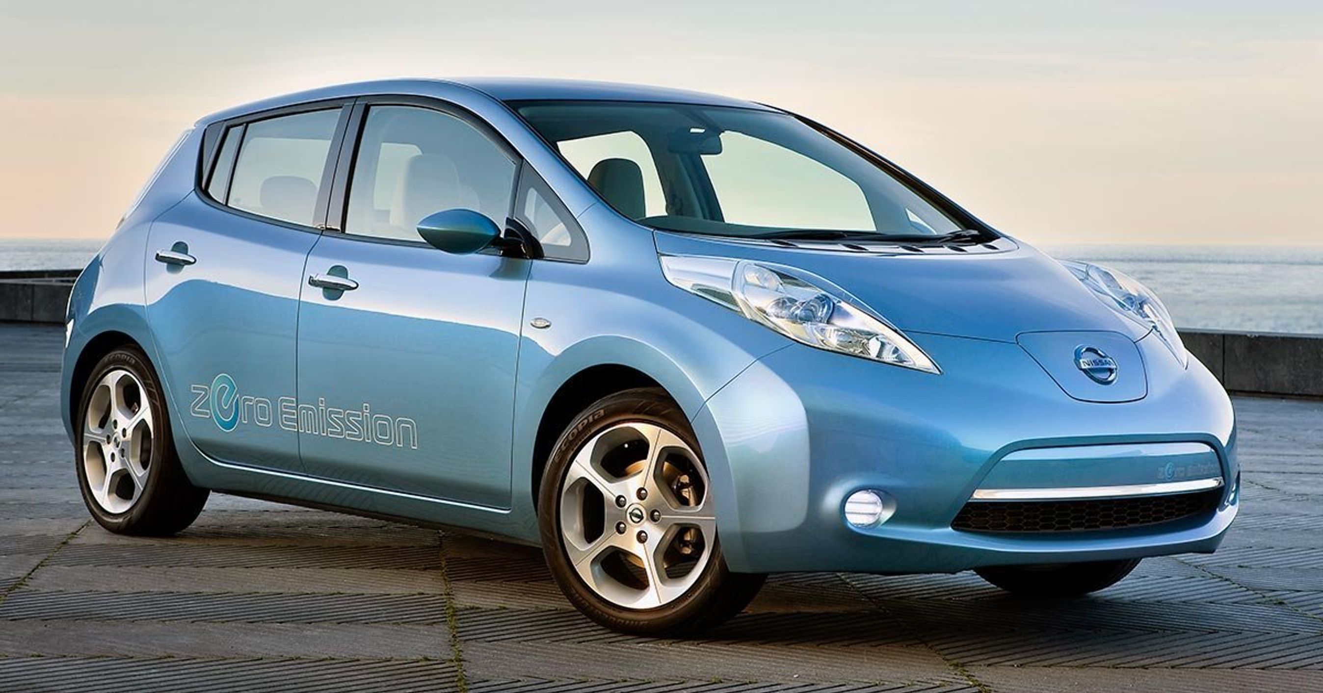 Blå Nissan Leaf i 2010-udgave set forfra.