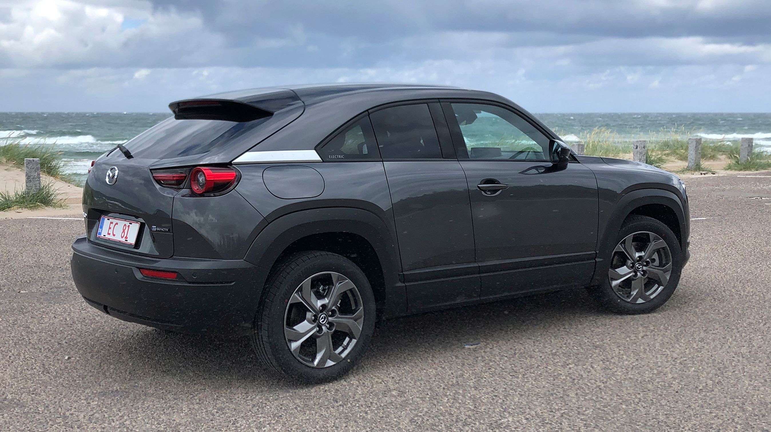 MX-30 er en crossover i mellemstørrelse. Som noget særligt fås bilen med trefarvet karrosseri (plus 11.000-15.000 kr.). Kun én version, hvid, fås uden tillæg for metalfarve (4.000 kr.)