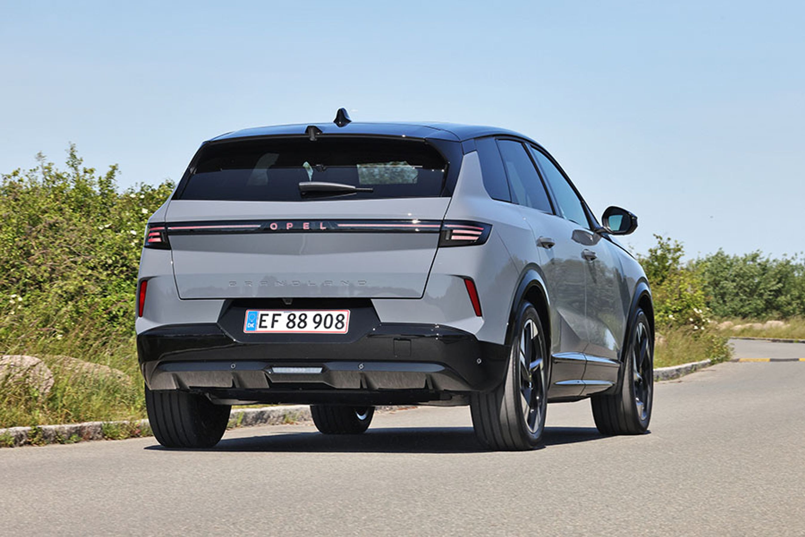Opel Grandland set bagfra, mens den kører i et sving