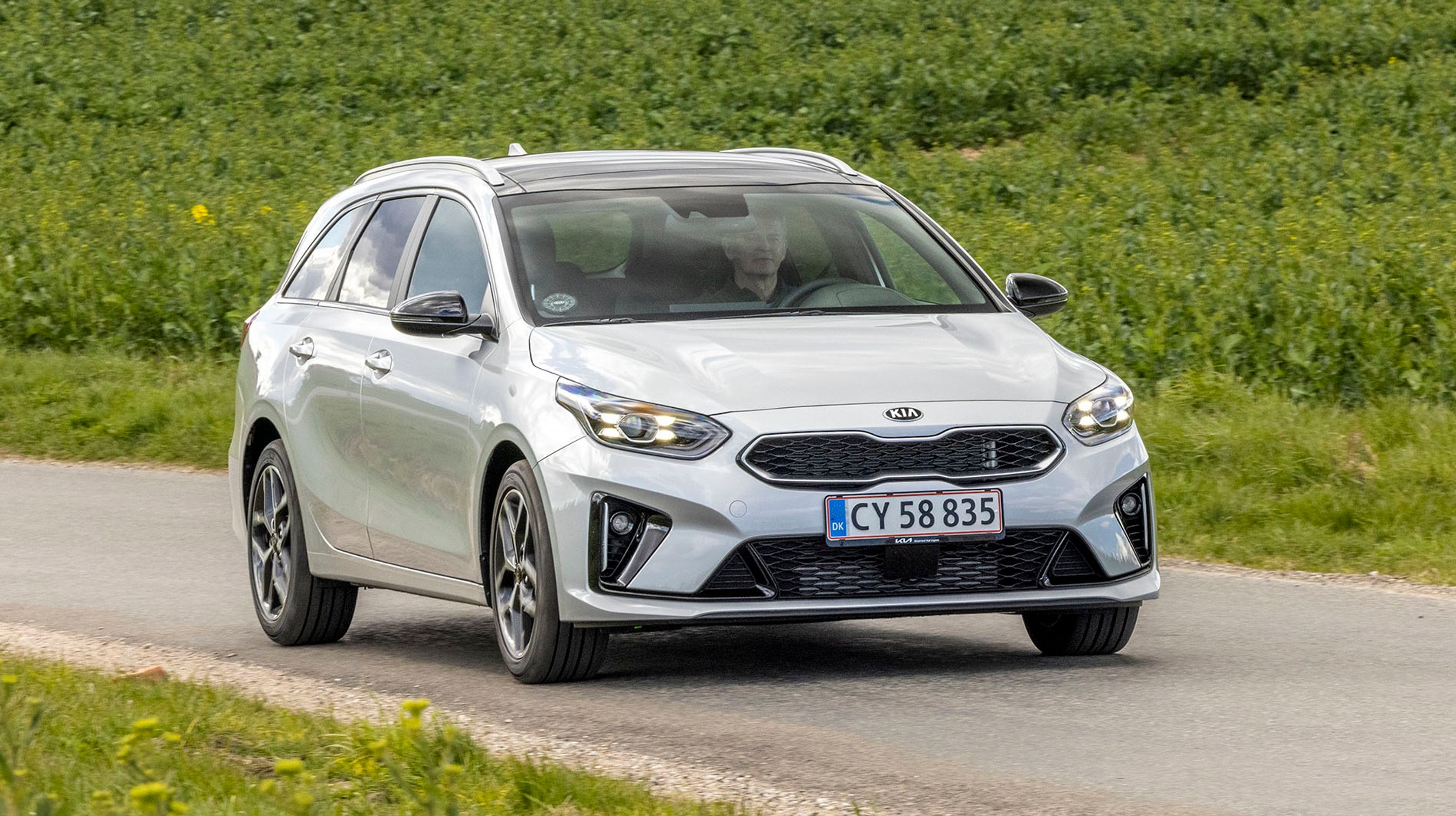 Kia Ceed har netop fået et facelift, det er ikke så omfattende rent designmæssigt, men der er kommet nye motorer og nye skærmmuligheder i kabinen.