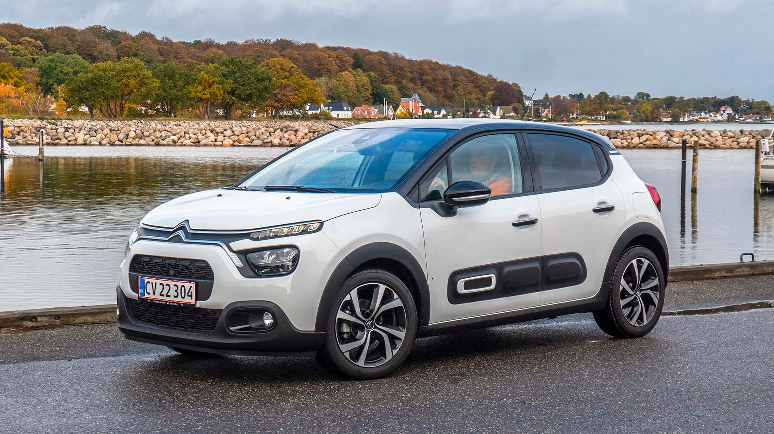 Citroën C3 er frisket op med ændret front, og LED-lygter er standard i alle udgaver. Kørelyset er dog ikke af LED-typen i alle udgaver.