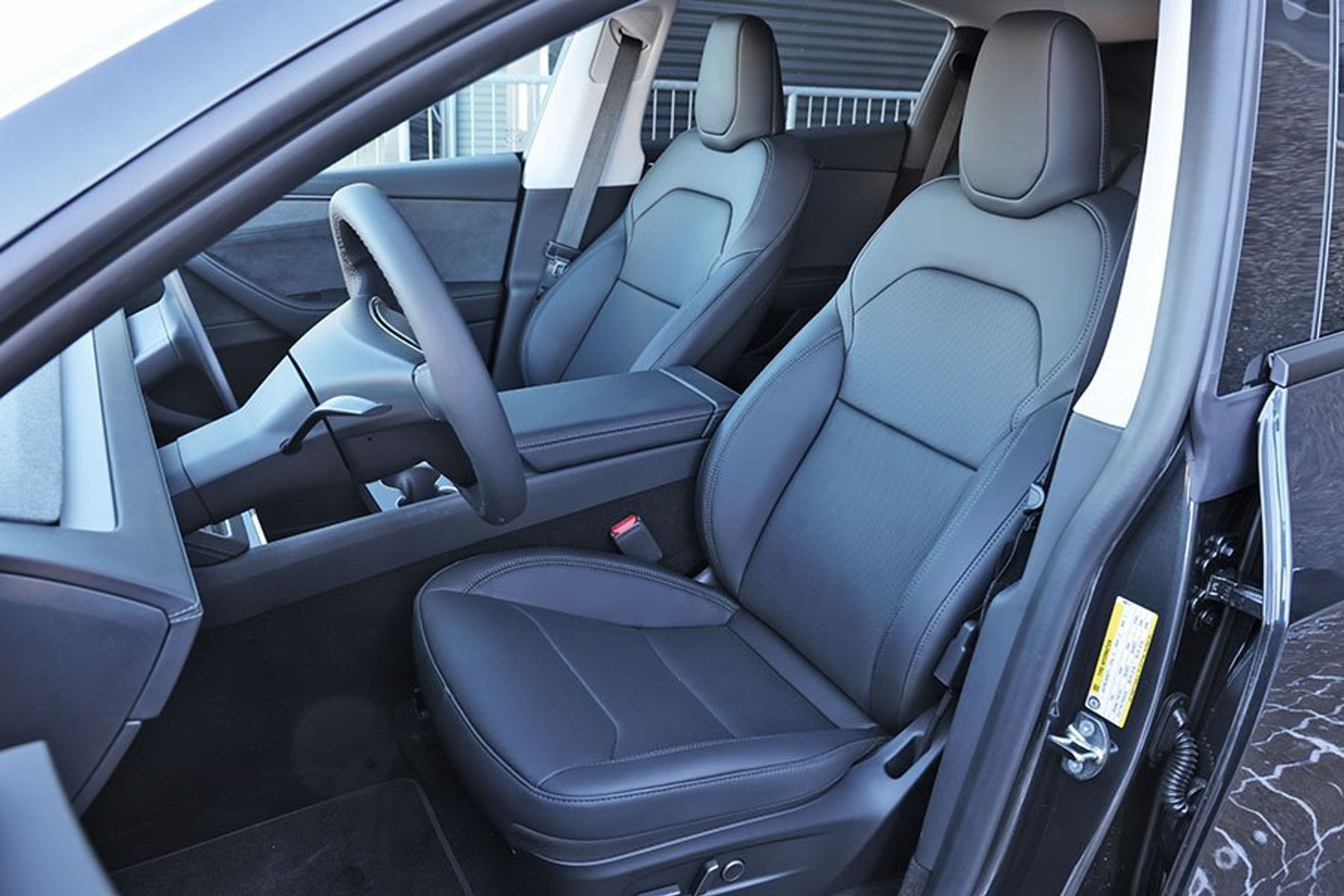 Forsæder i en Tesla Model Y