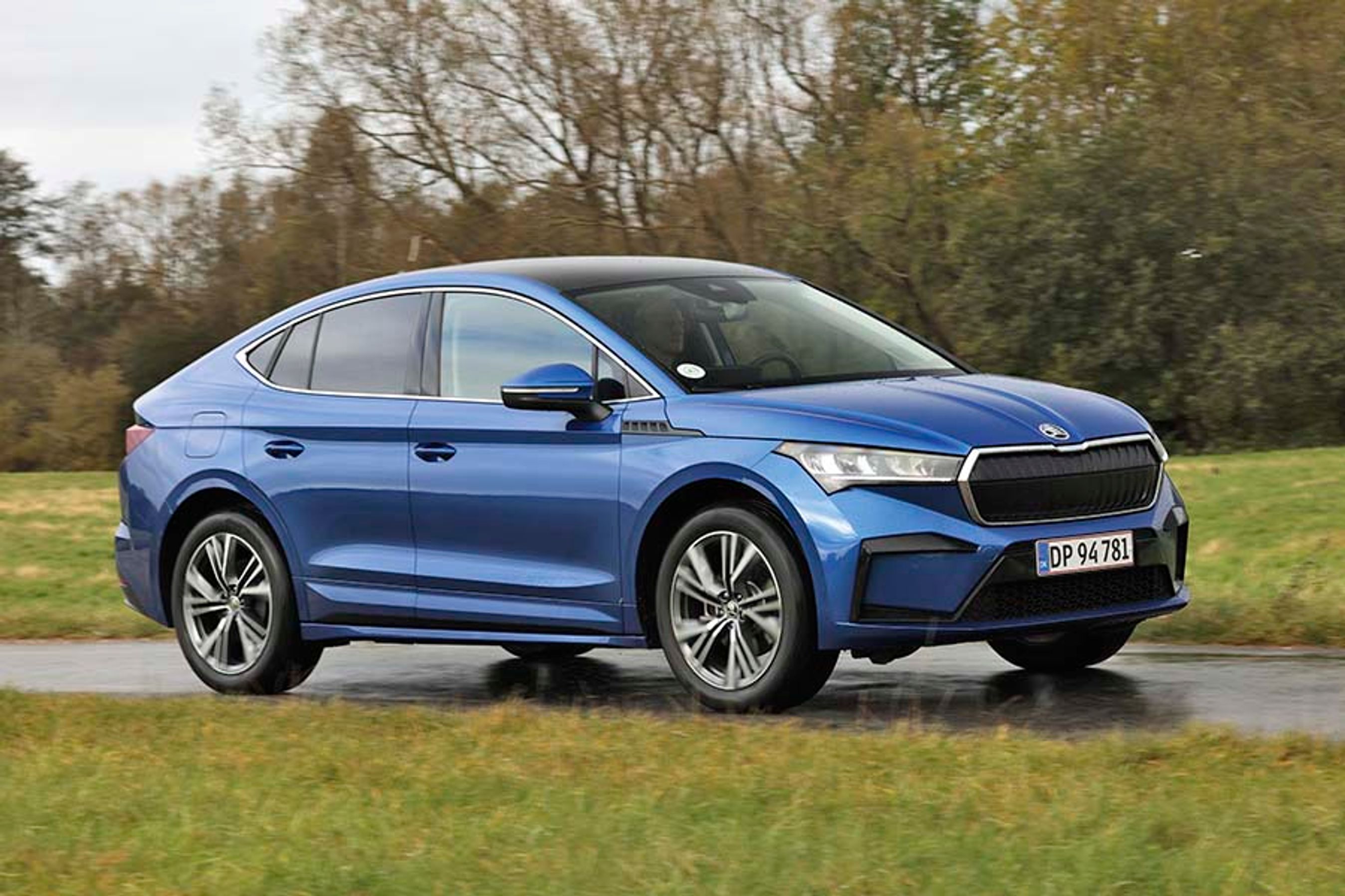 Skoda har fyldt meget udstyr i deres biler, så Enyaq er dyr selv i basismodellerne. Men så får du også adaptiv fartpilot og virkelig gode adaptive LED-forlygter med som standard.