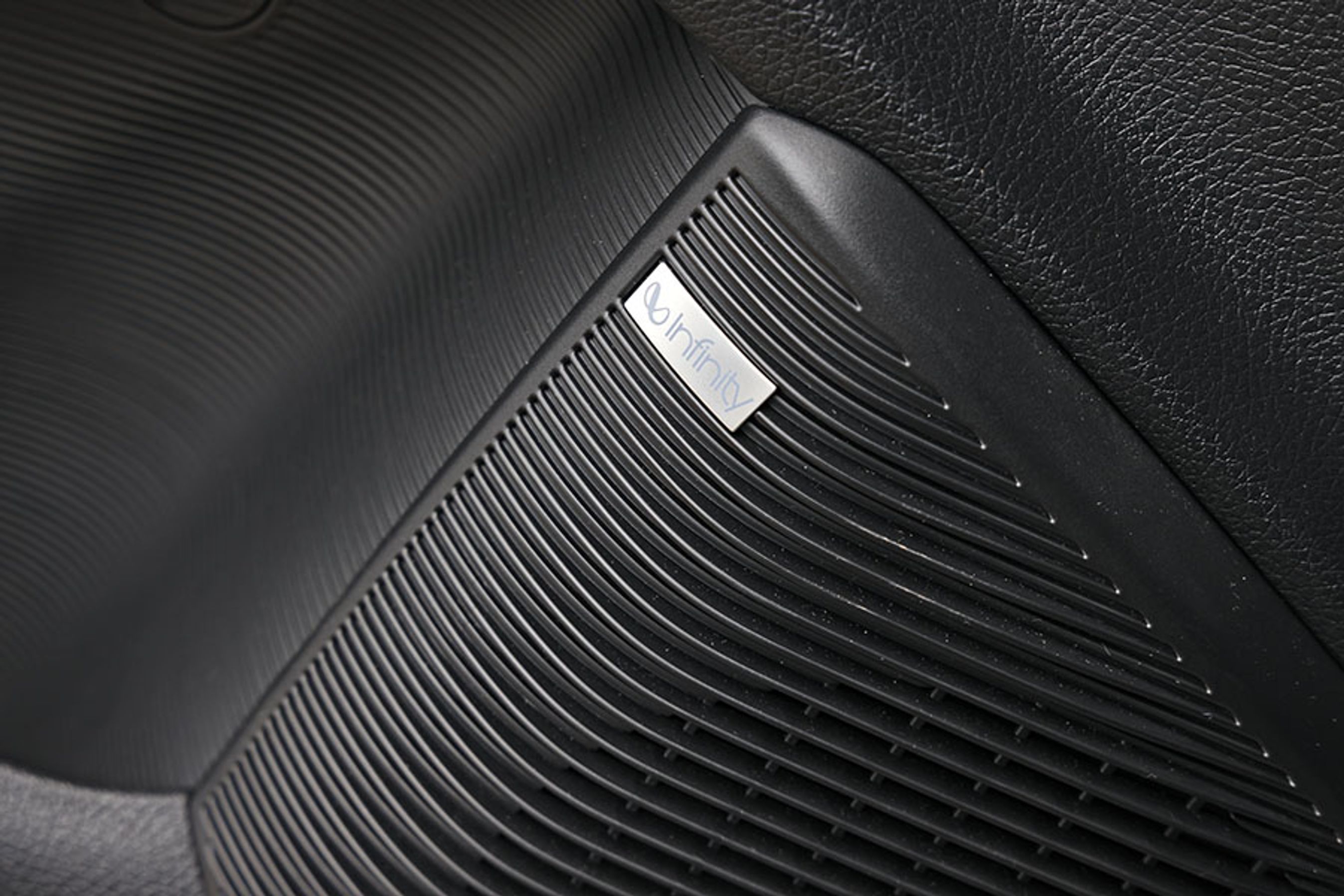 Lydsystemet fra Infinity er standard i Design-udgaven, som er den dyreste af de to udstyrsmodeller, der findes. Der er i alt 10 indbyggede højttalere i denne version.