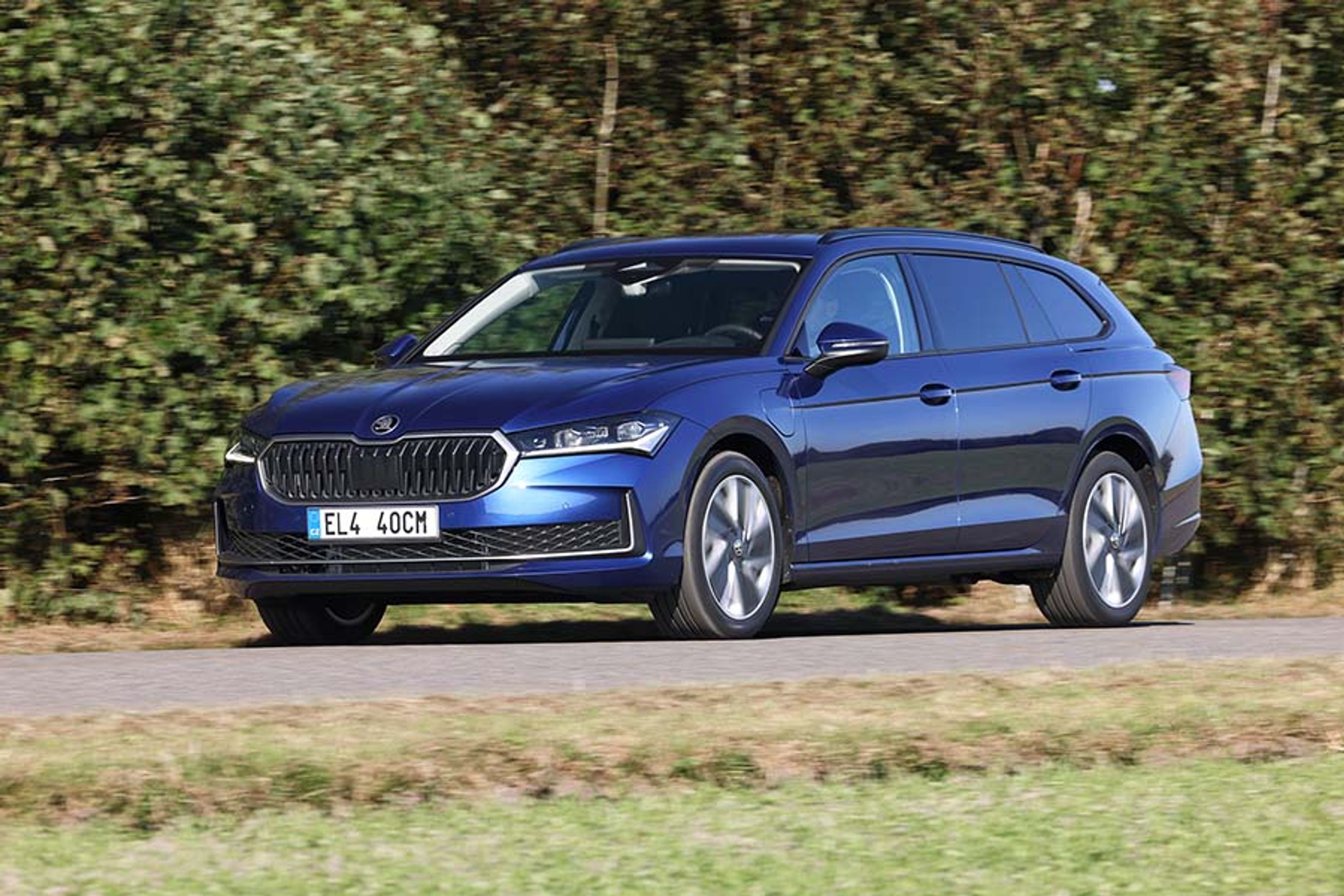 Skoda Superb signalerer med sin markante grill traditionel bil med forbrændingsmotor. Motorprogrammet er stort.