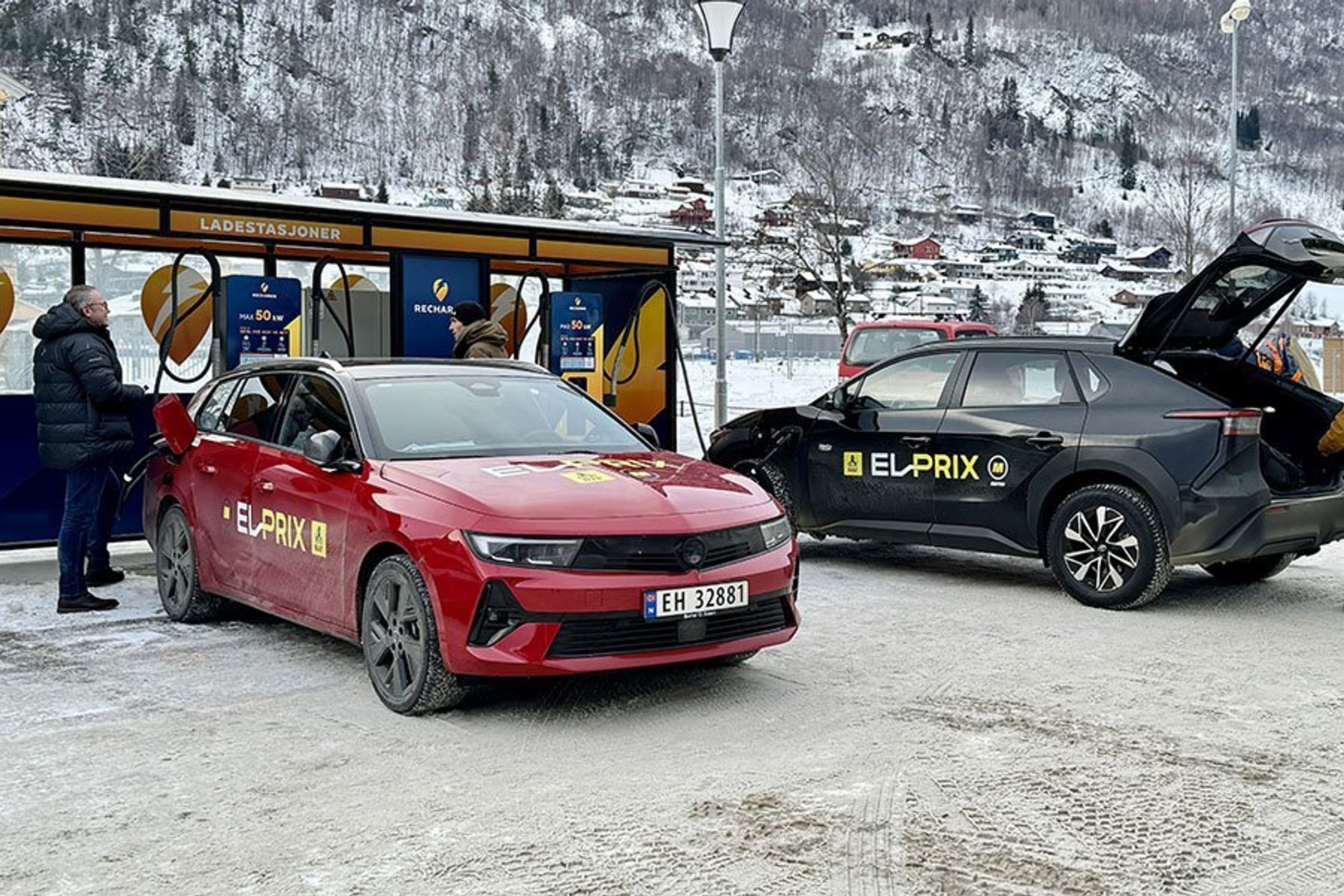 Opel Astra SportTourer og Toyota bZ4X