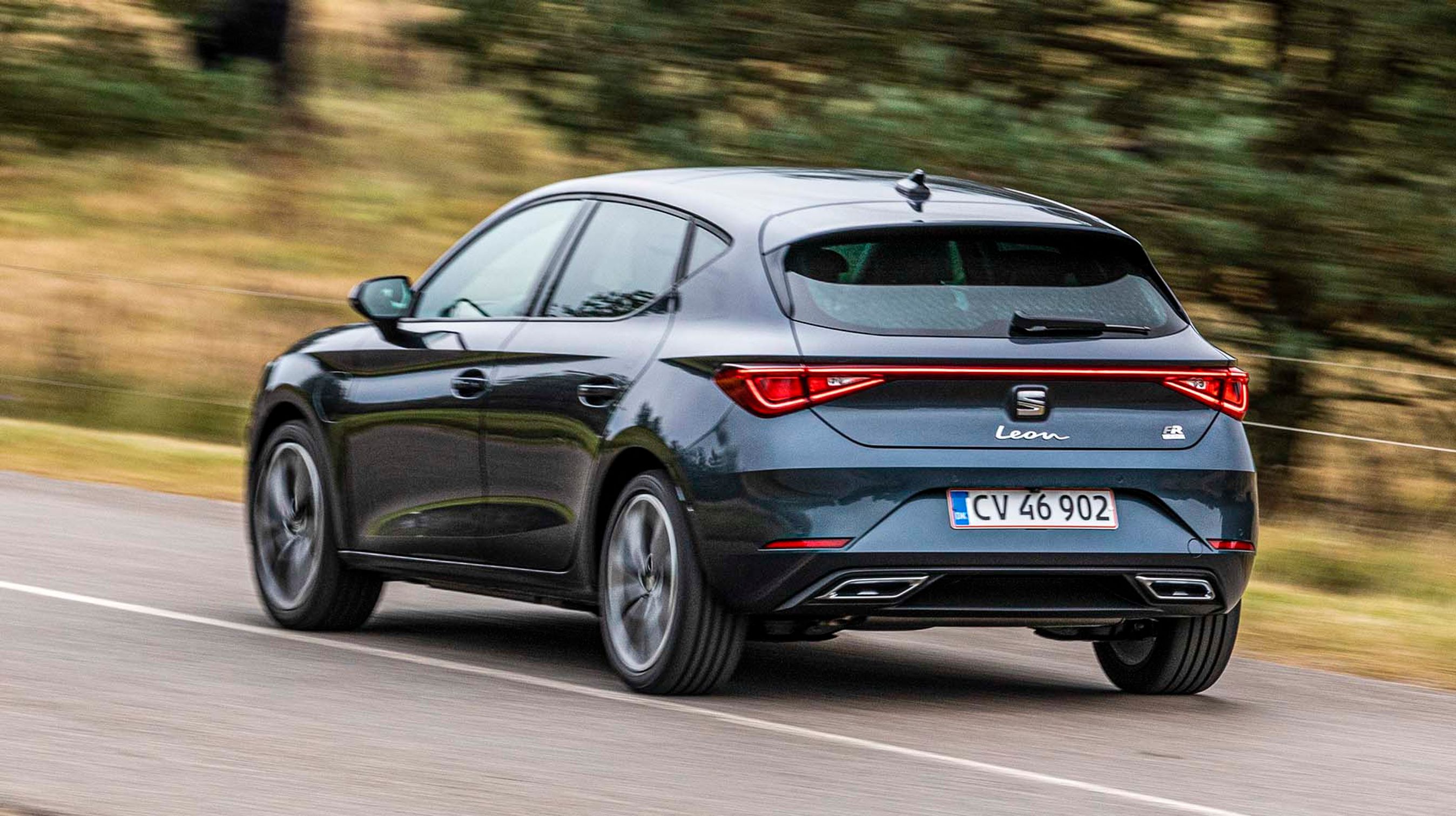 Seat Leon fås både som denne femdørs hatchback og som stationcar. Sidstnævnte hedder Sportstourer hos Seat, og den udgave koster 10.000 kr. mere end femdørsudgaven.