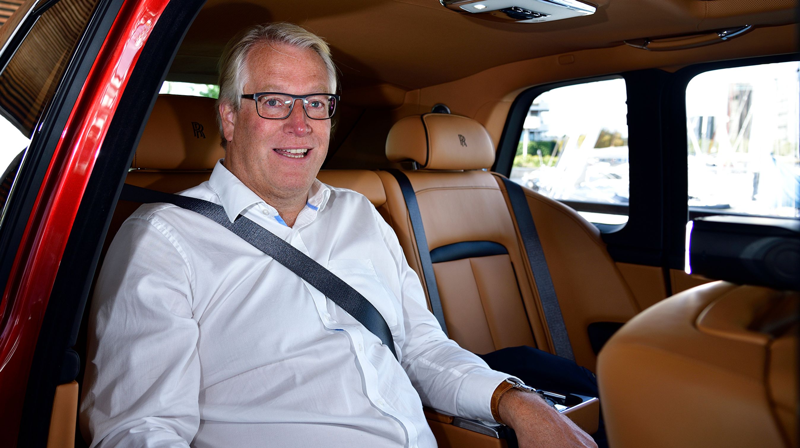 Der er usædvanlig god plads ved bagsædet. Et lille bord foran hver siddeplads kan sammen med en TV-skærm vippes ud ved tryk på an knap.