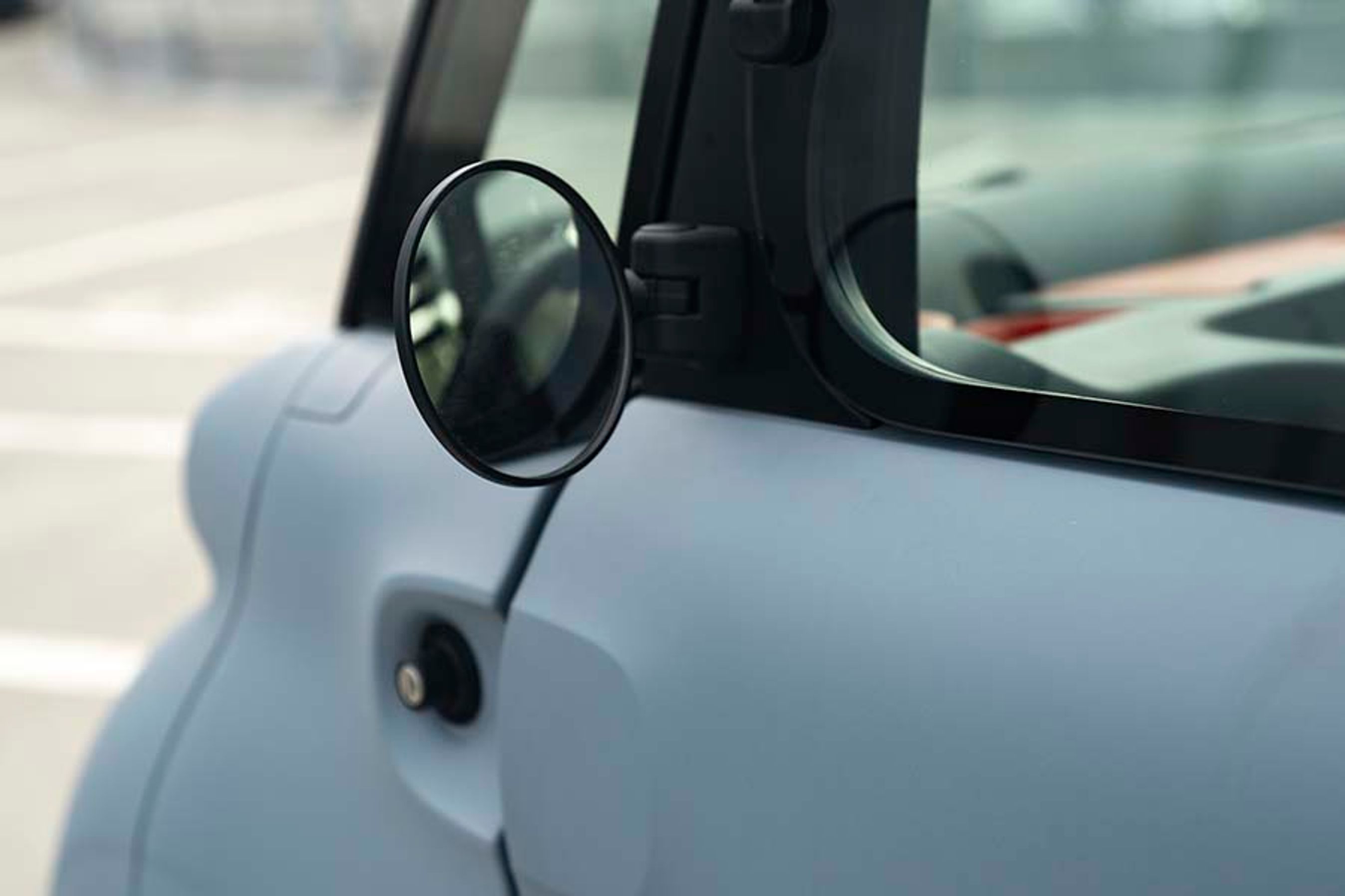 Sidespejlene er på cykelstørrelse og kan (naturligvis) ikke justeres inde fra kabinen.