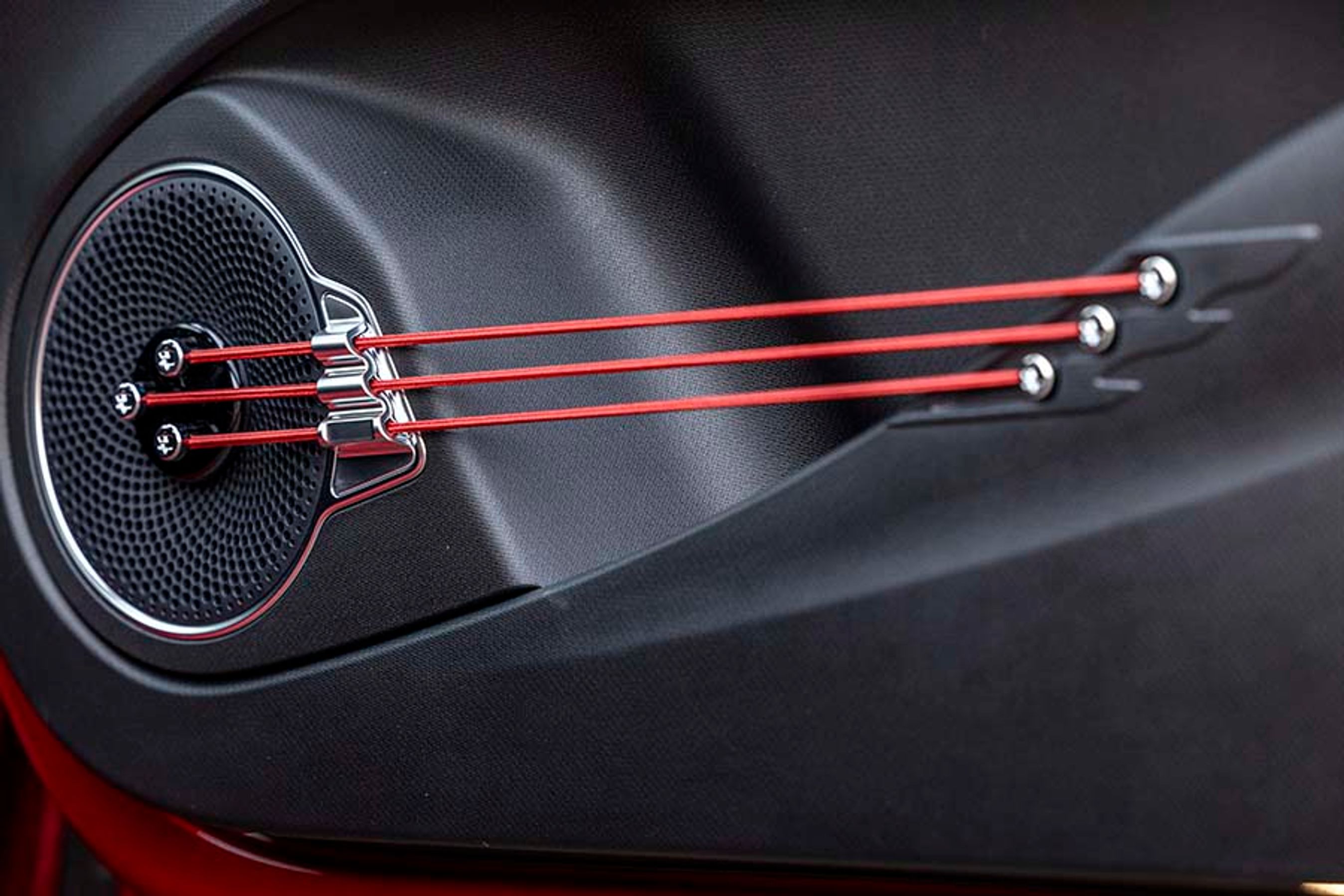 Partytricket er disse tre strenge, der er placeret i alle fire døre. I fordørene kan man tilnærmelsesvis spille introen til „Smoke on the water“, mens man på bagsædet kan drive ens forældre til vanvid.