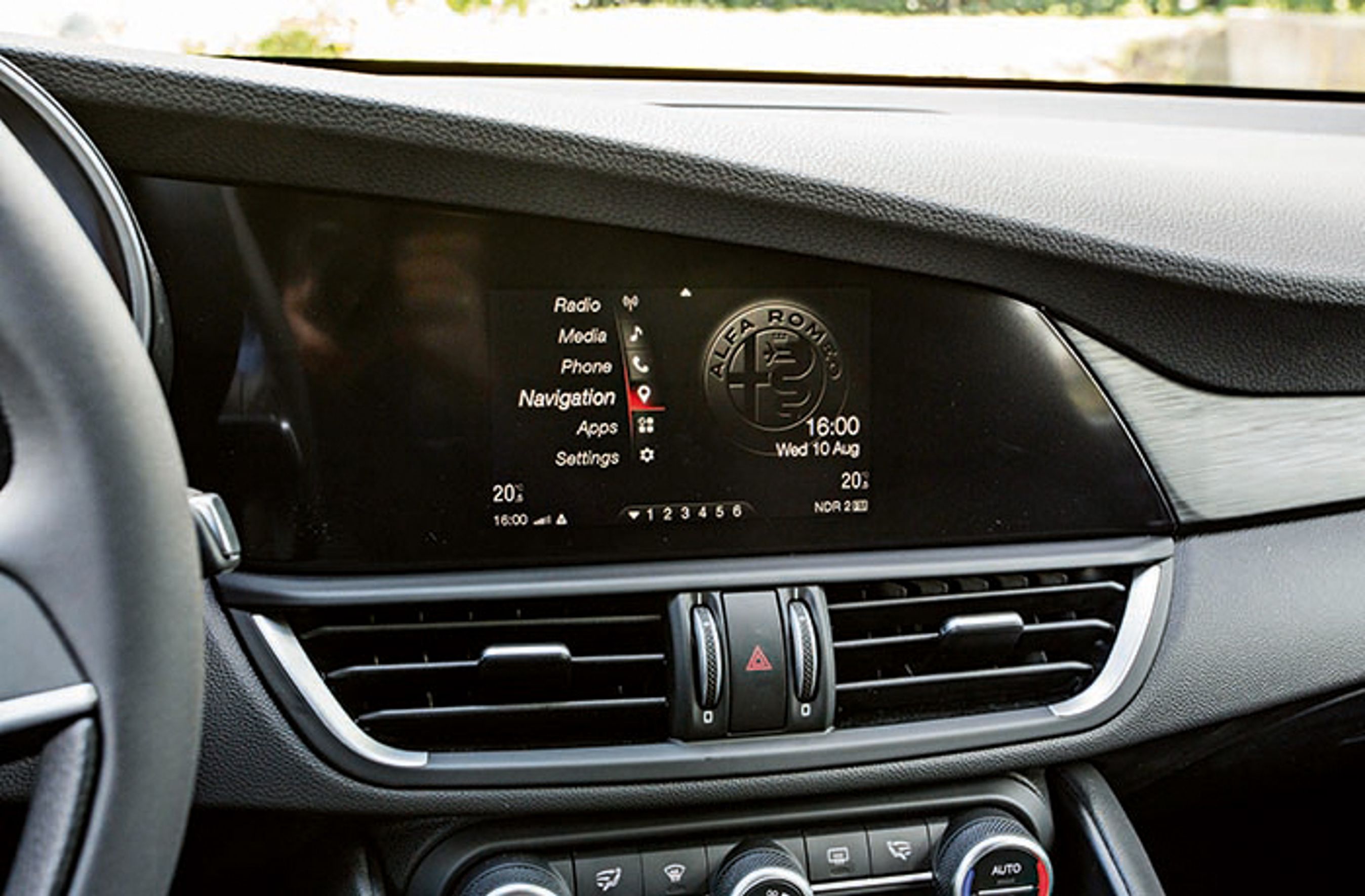 Farveskærmen er flot integreret i midterkonsollen, men desværre er dansk tekst og tale ikke kommet med i programmet.
