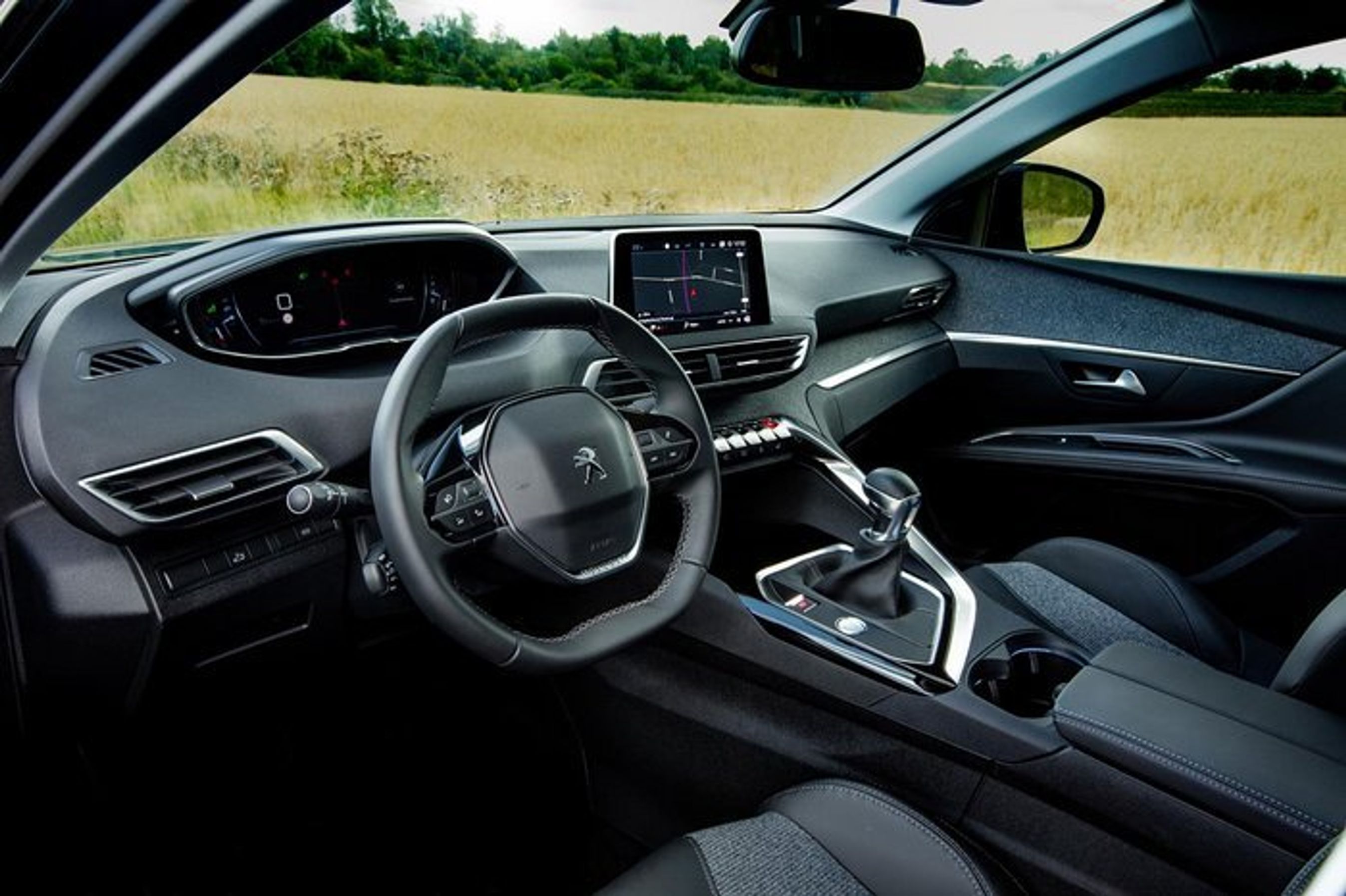 Instrumentbordet er præget af et lille rat og et digitalt instrumenthus, der skal ses oven for rattet.