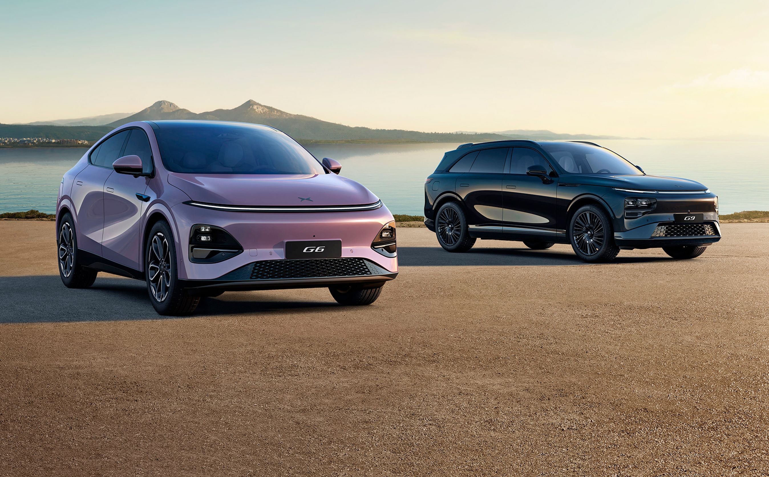 Lilla og sort SUV på grusområde.