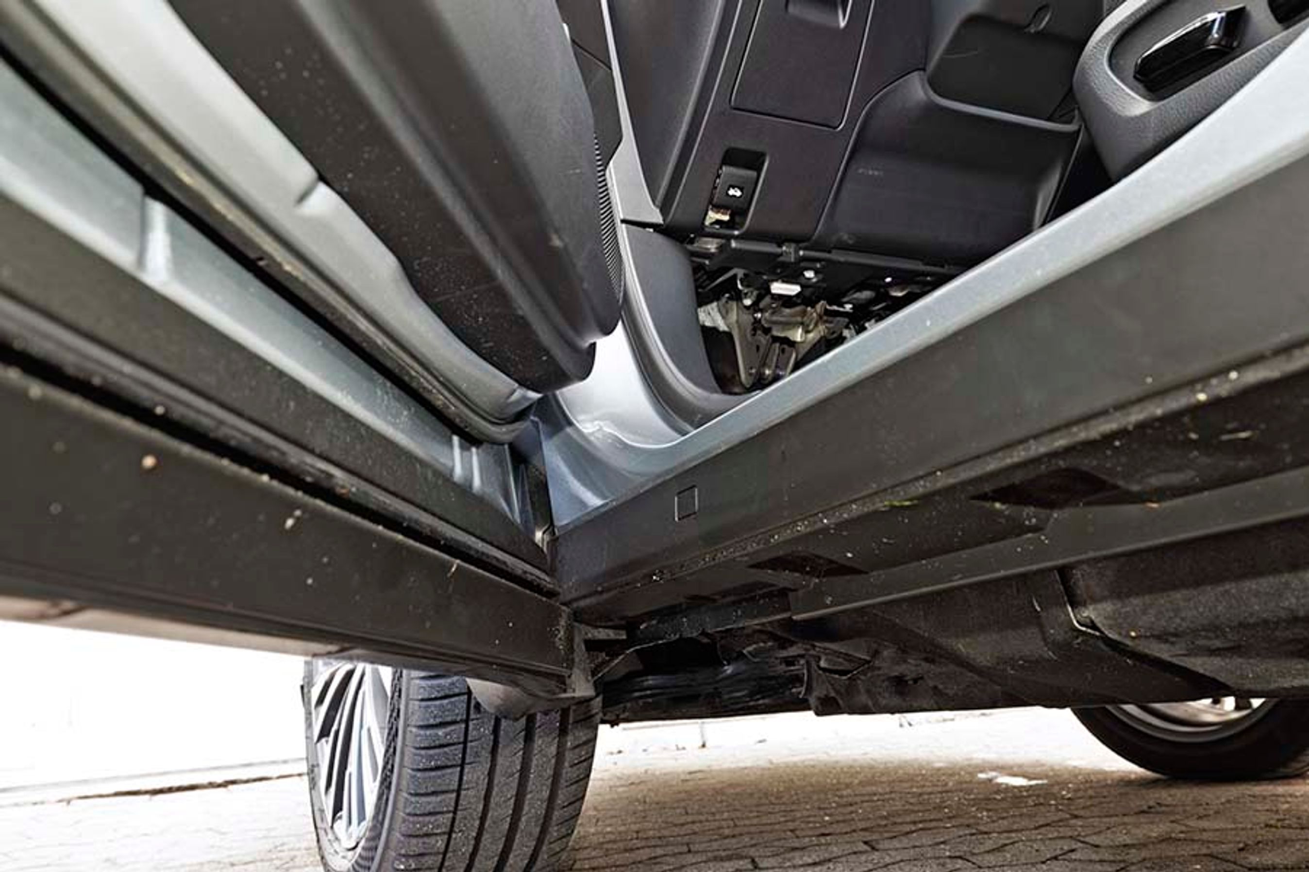 En lidt speciel detalje er, at gummilisterne på døren sidder meget langt nede. Det betyder, at der ikke kommer snavs ind på siden af døråbningen. Dermed bliver bukserne ikke beskidte, når man skal træde op i kabinen. 