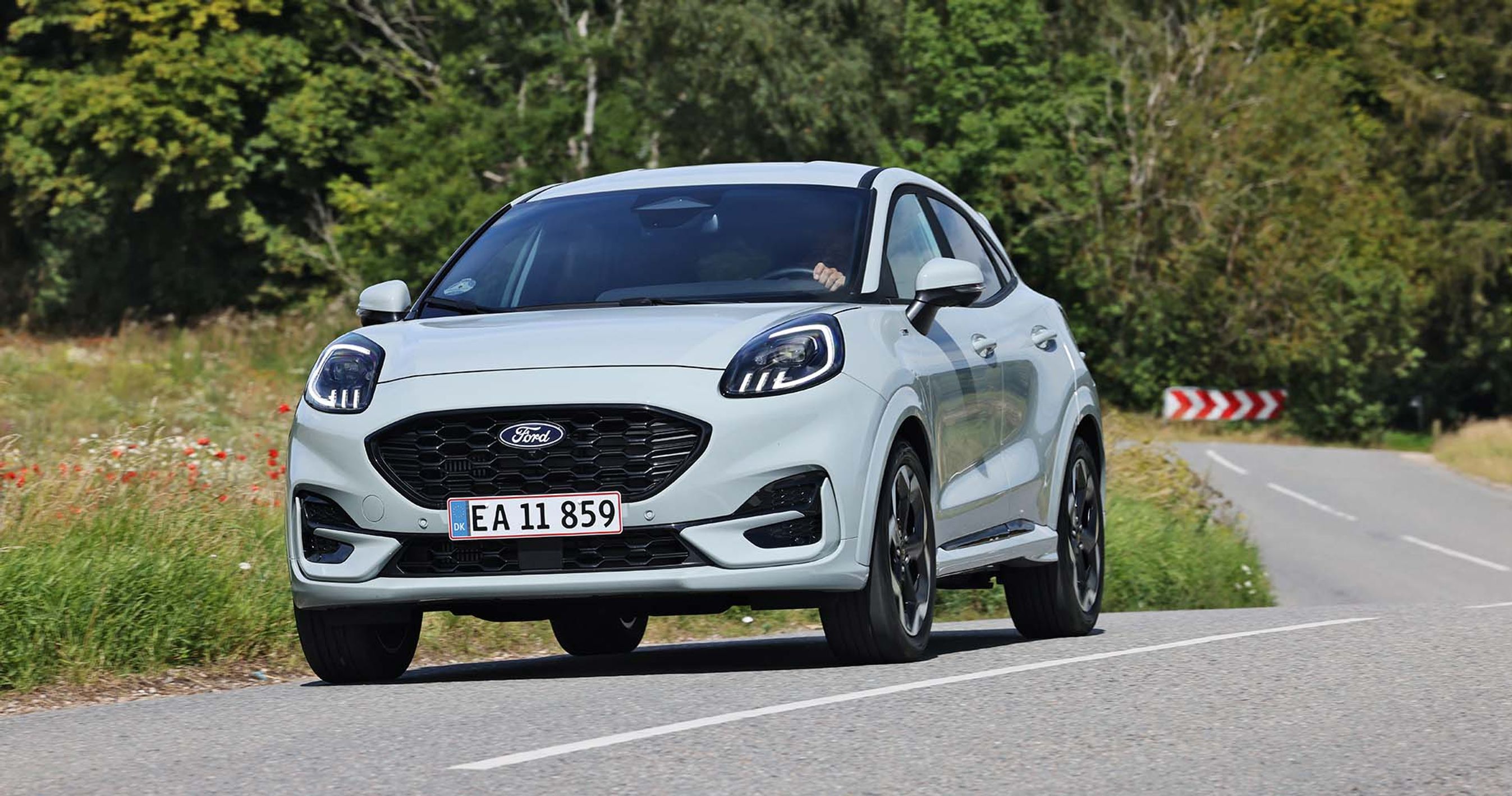 Ford Puma set forfra, mens den kører på en vej