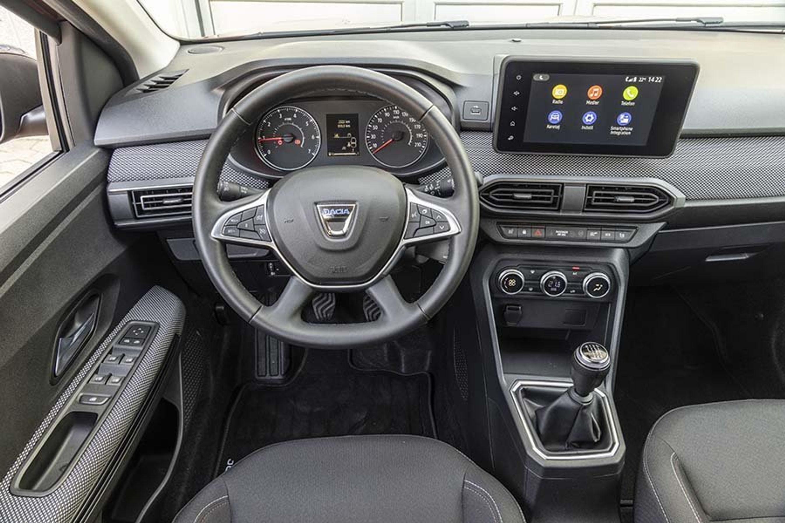 Smart detalje med stof på instrumentbordet, det giver et løft til kabinen.